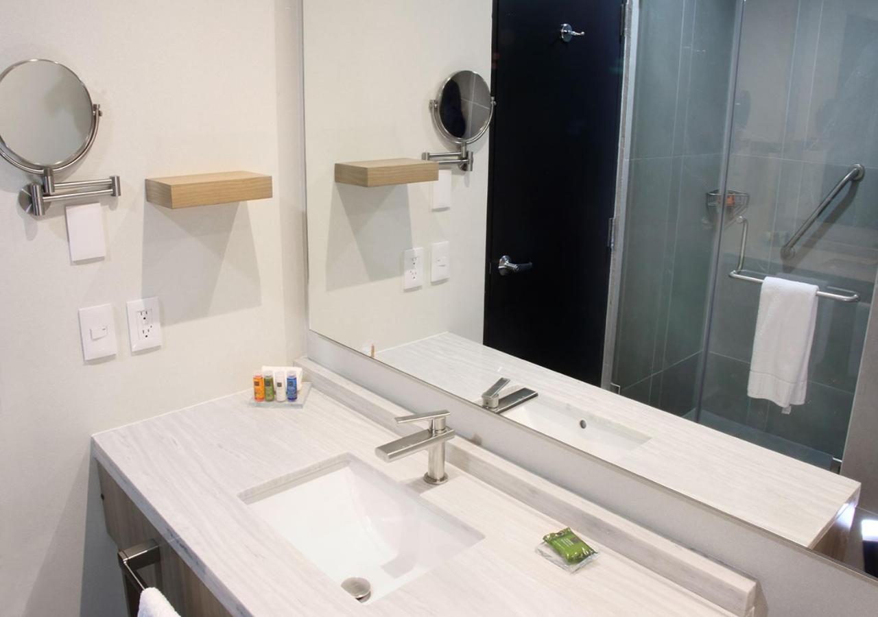 Queen Room - Non-Smoking - Photo 9