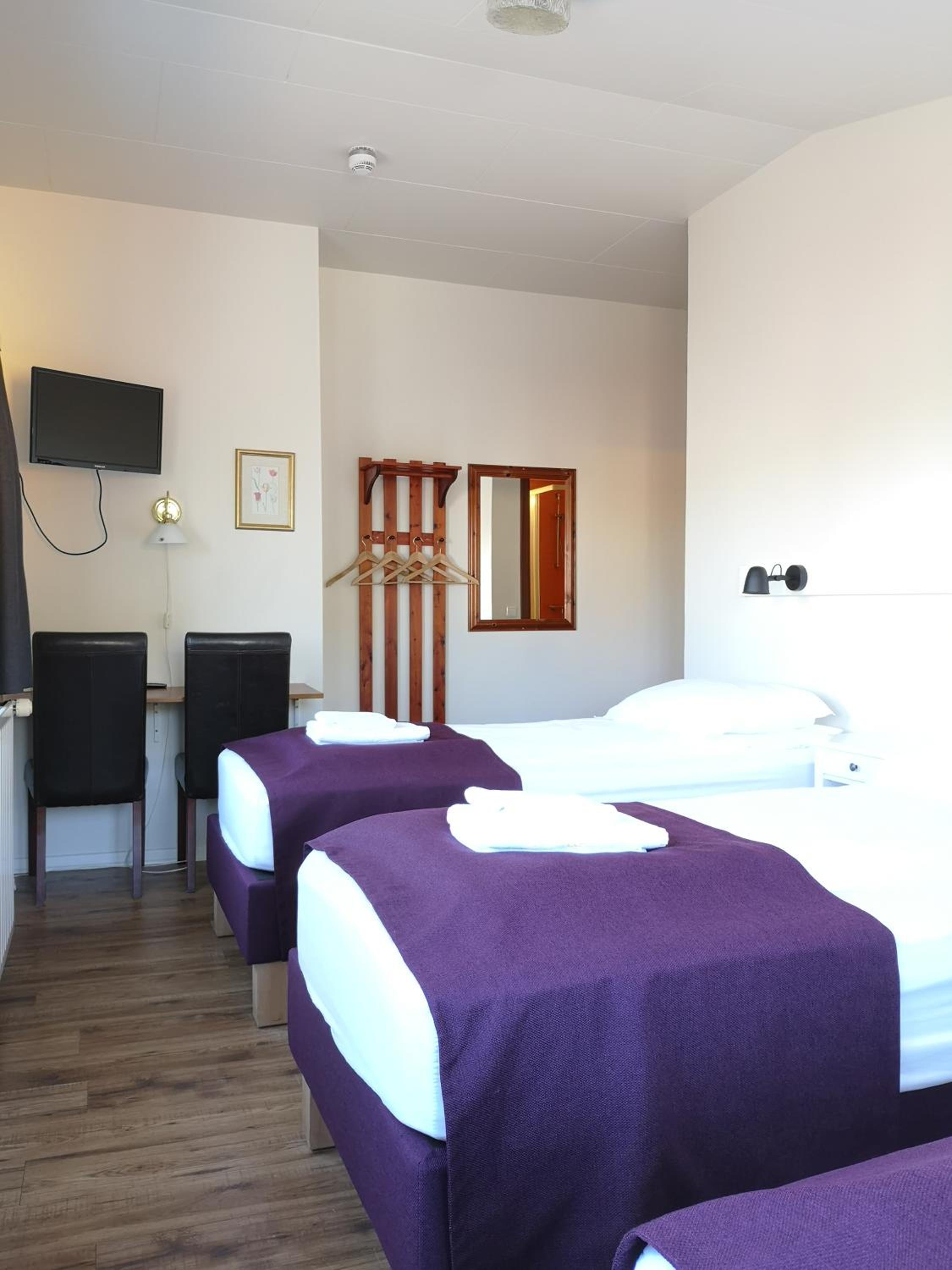 Economy Triple Room photo 2