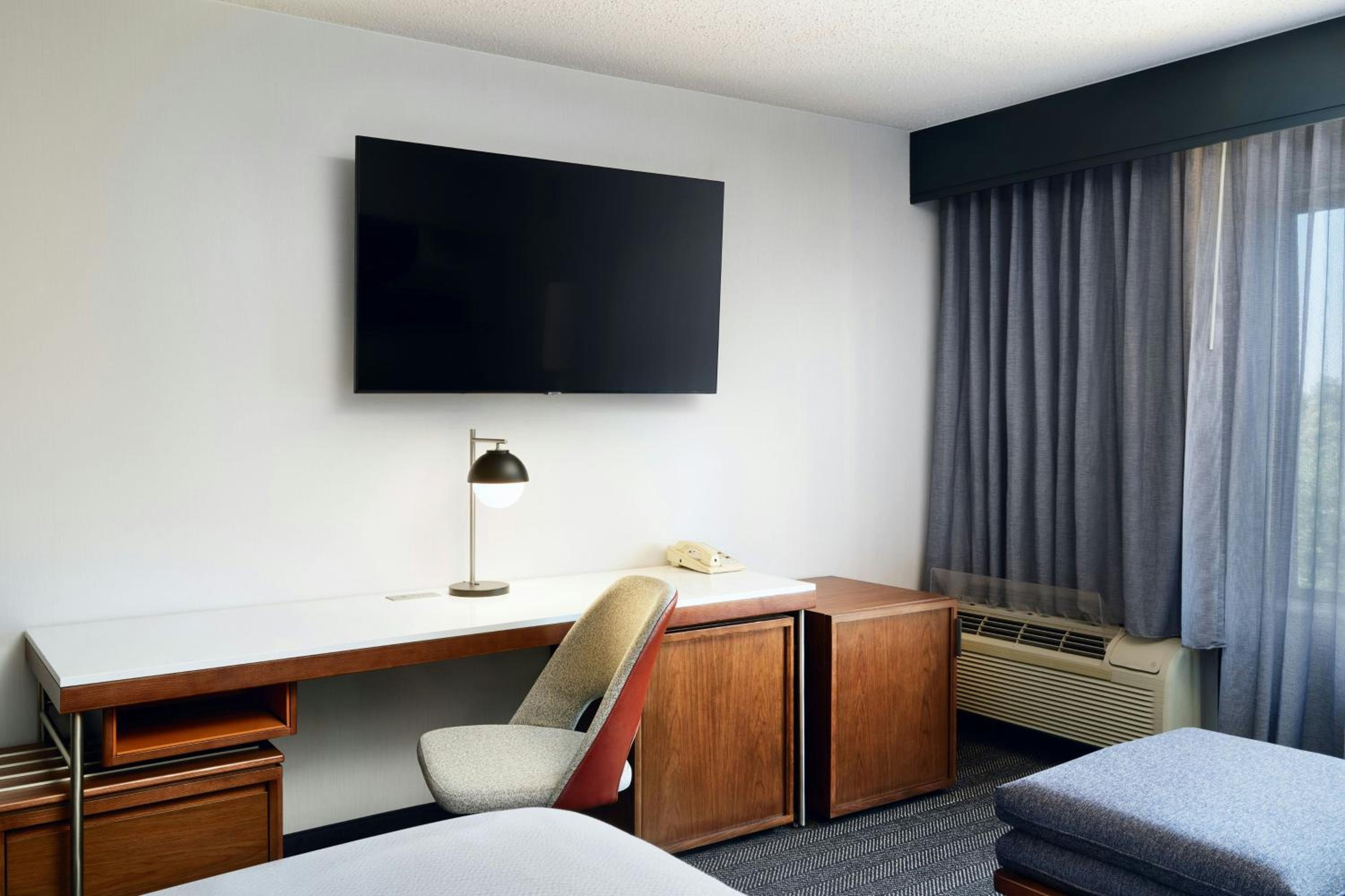 King Room with Roll-In Shower - Mobility Access/Hearing Accessible photo 3