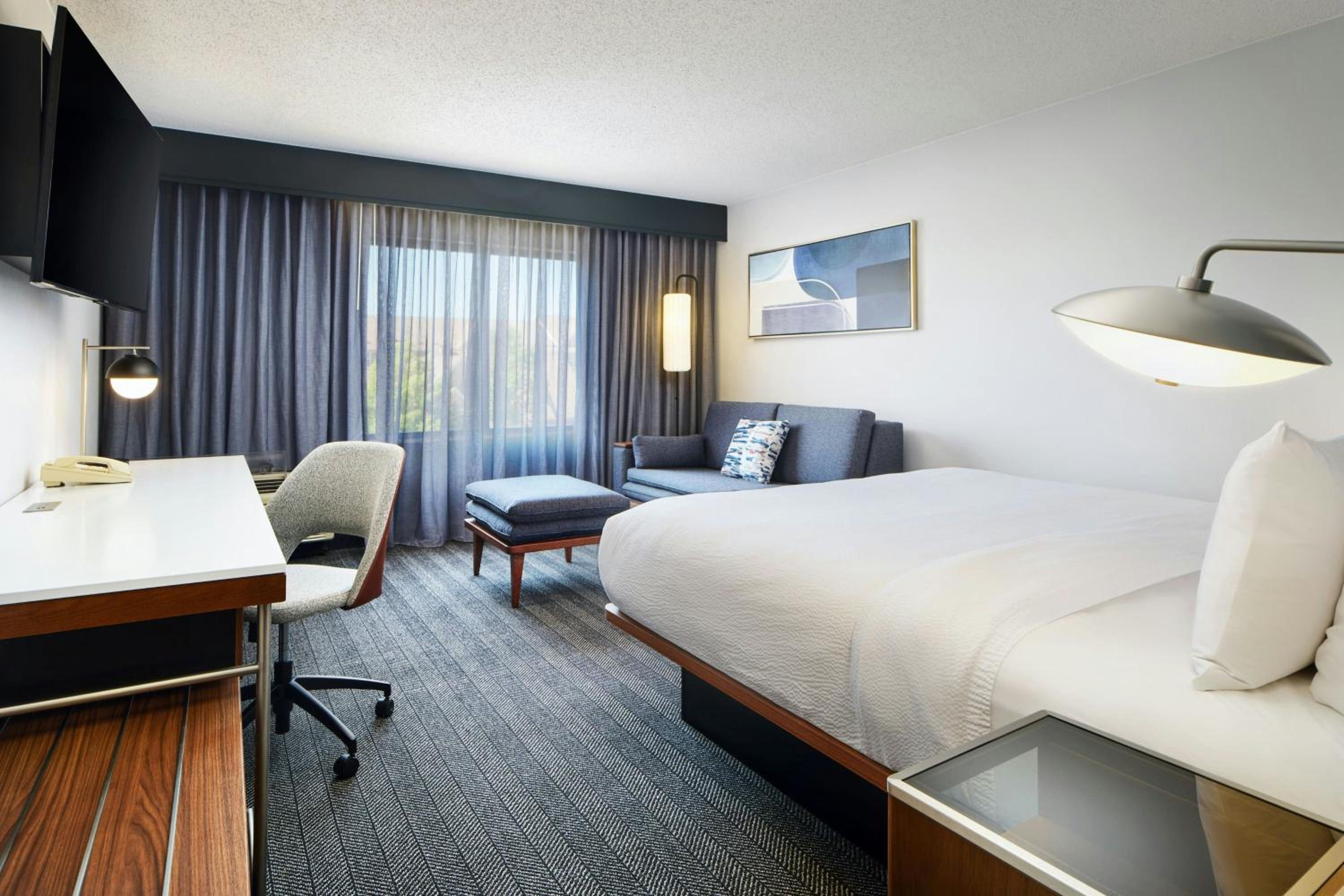 King Room with Roll-In Shower - Mobility Access/Hearing Accessible photo 2