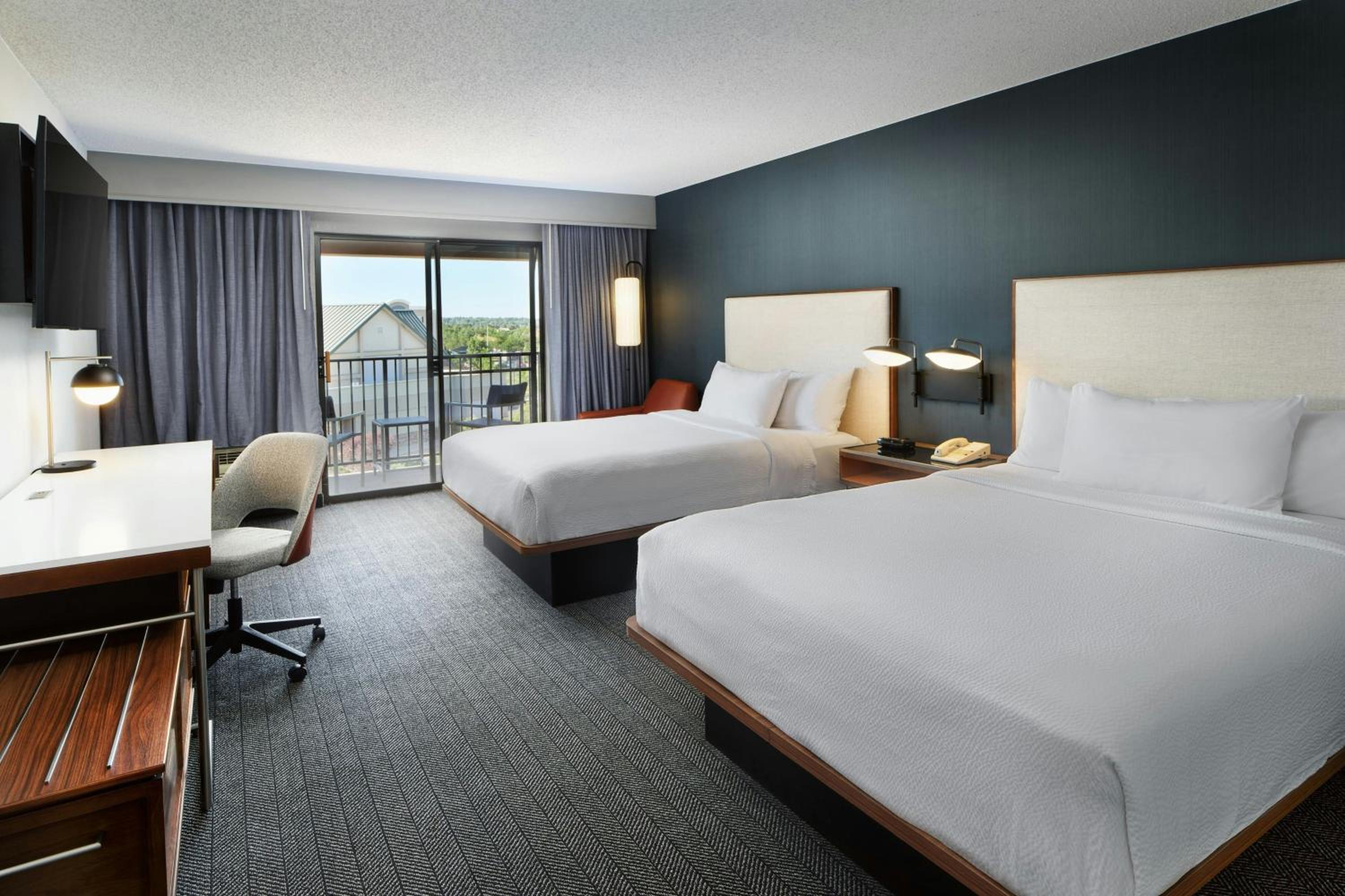 Queen Room with Two Queen Beds and Balcony photo 3