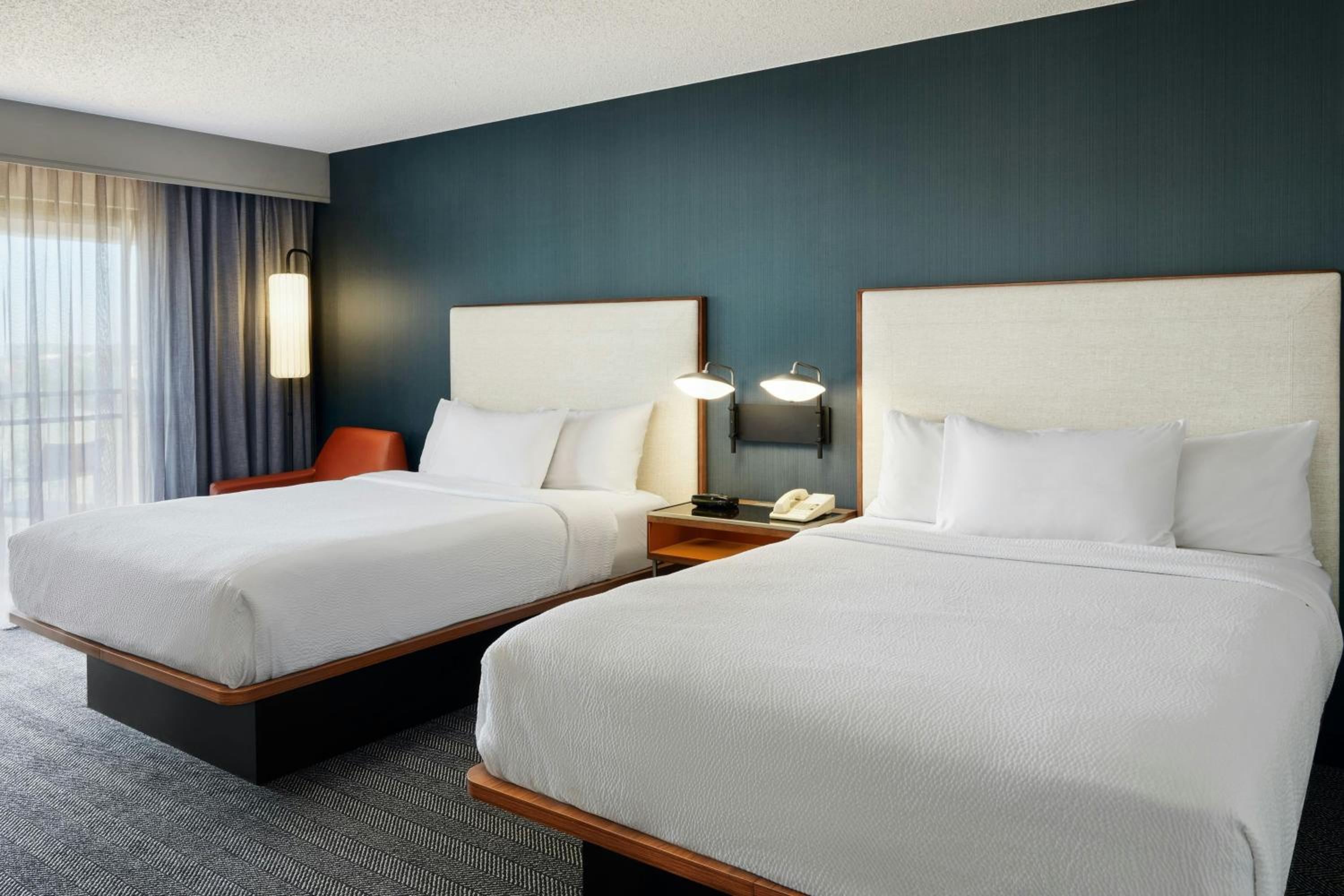 Queen Room with Two Queen Beds and Balcony photo 2
