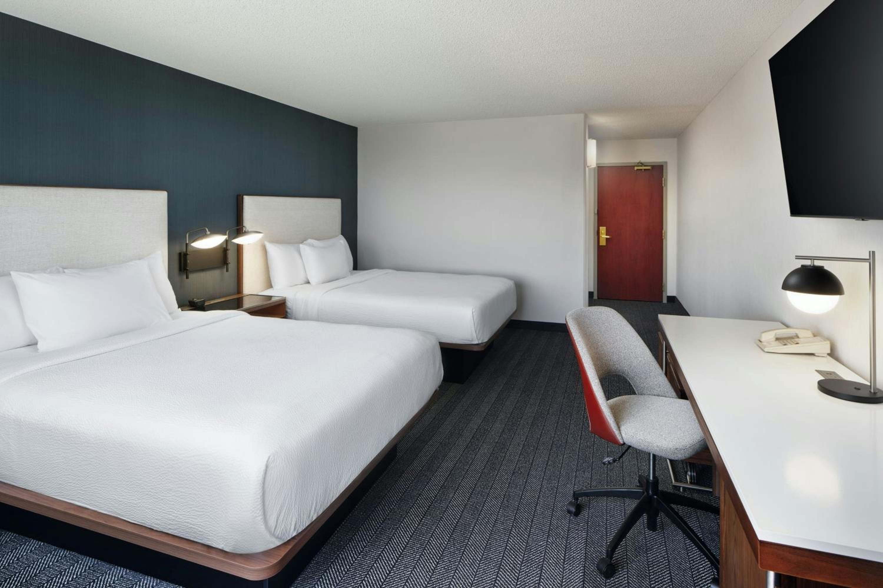 Queen Room with Two Queen Beds and Bathtub - Mobility Access