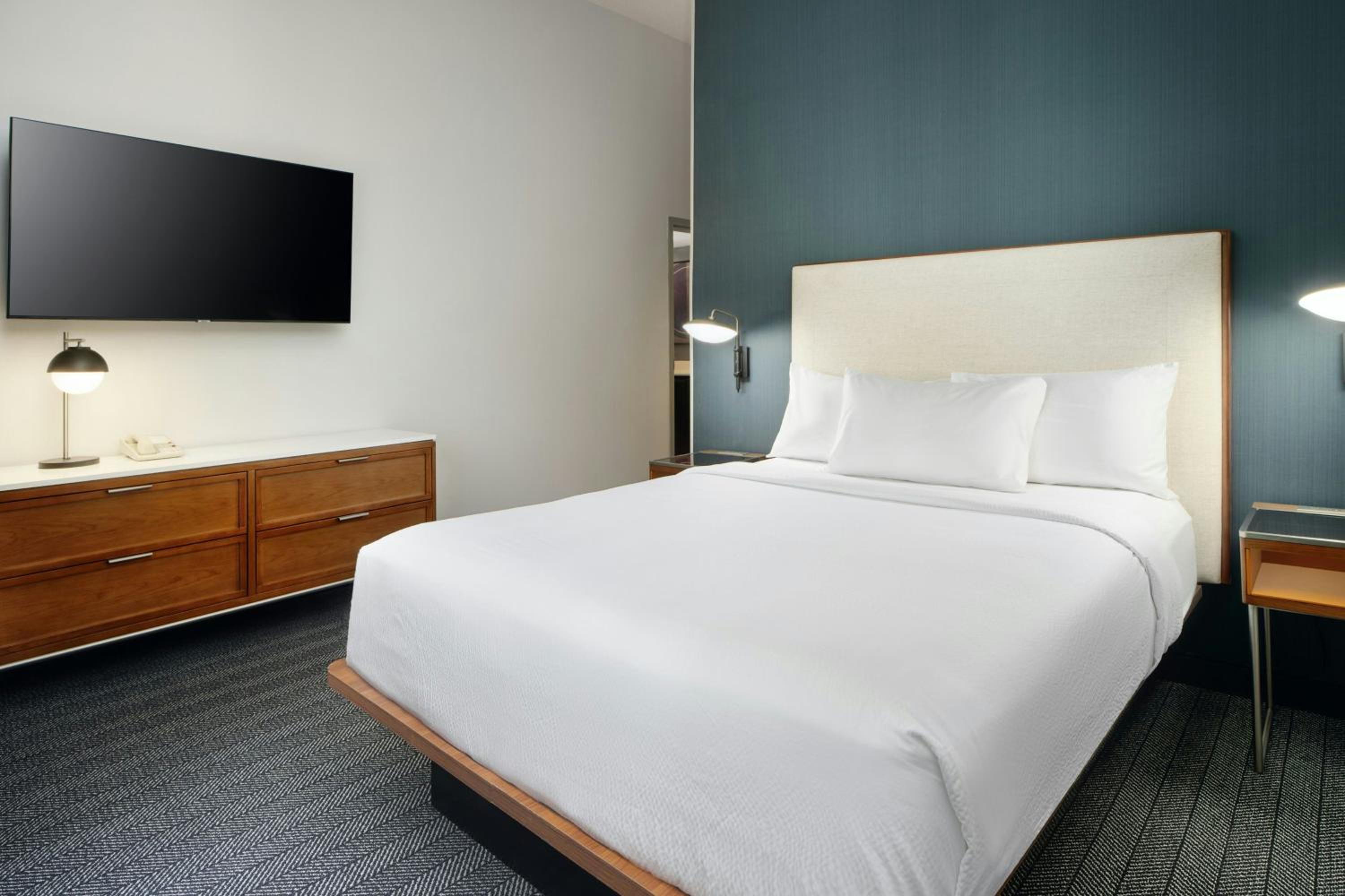 One-Bedroom Queen Suite with Bathtub and Sofa Bed - Mobility Access