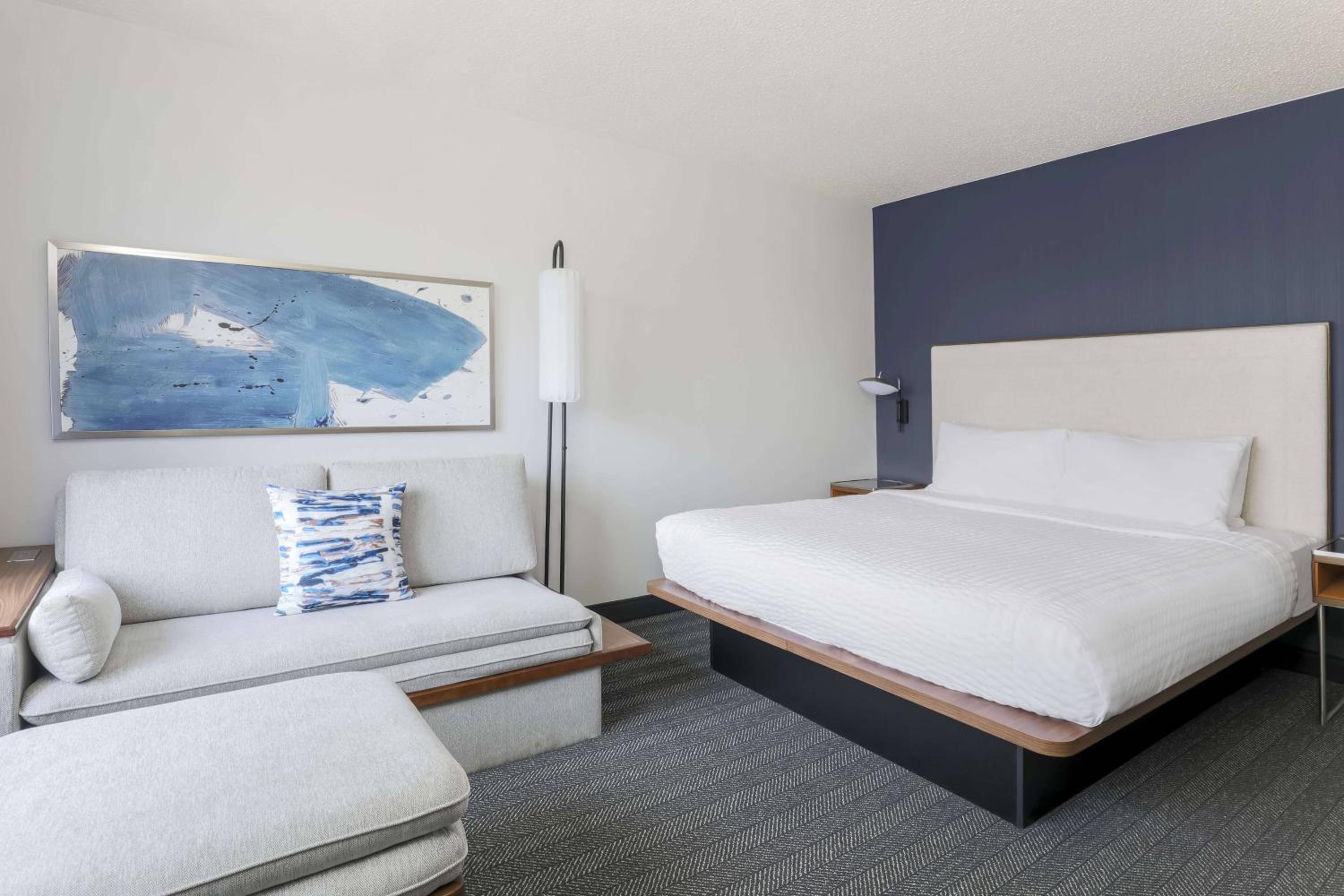 King Room with Balcony, Bathtub and Sofa Bed - Mobility Access