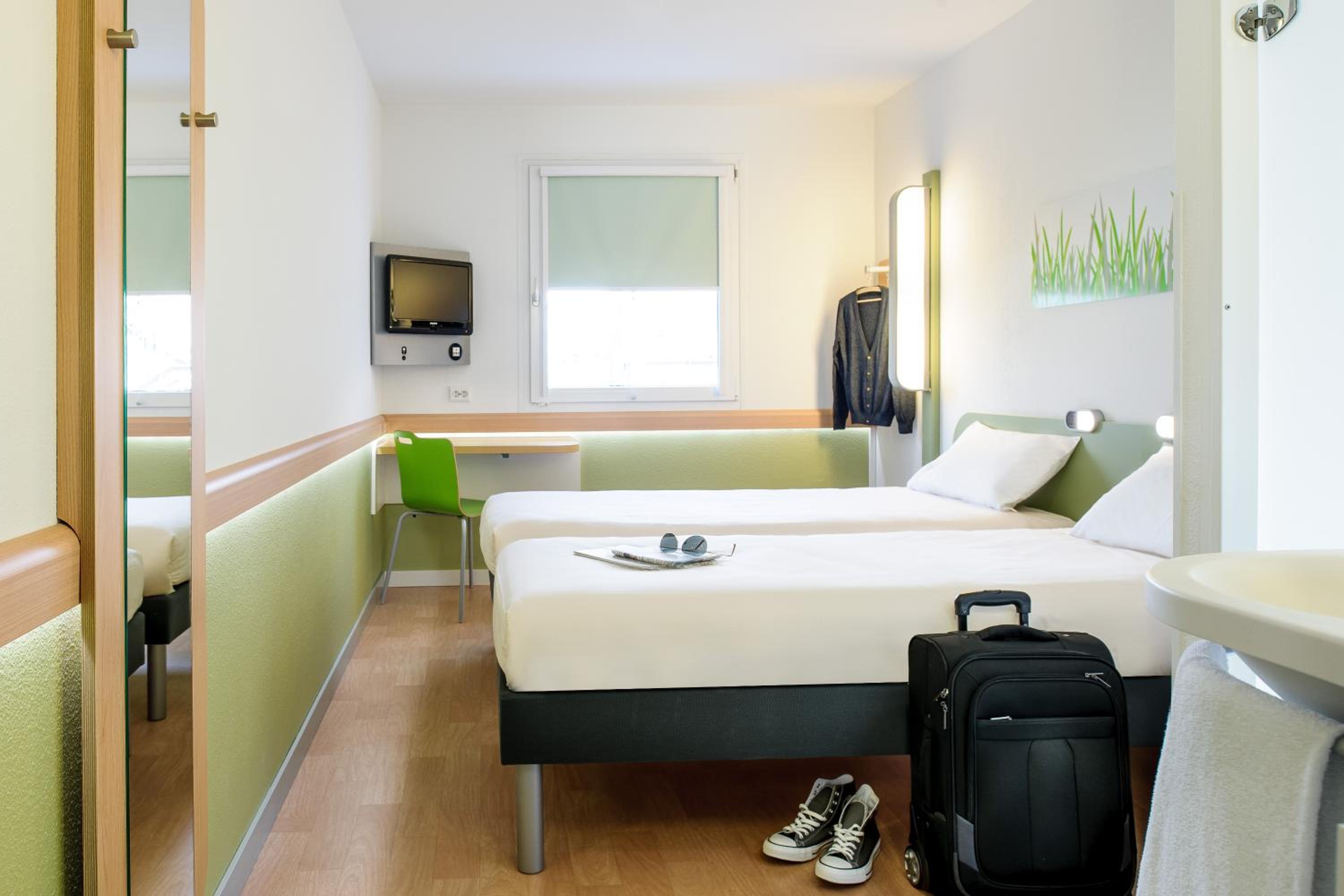 Standard Twin Room - Photo 1