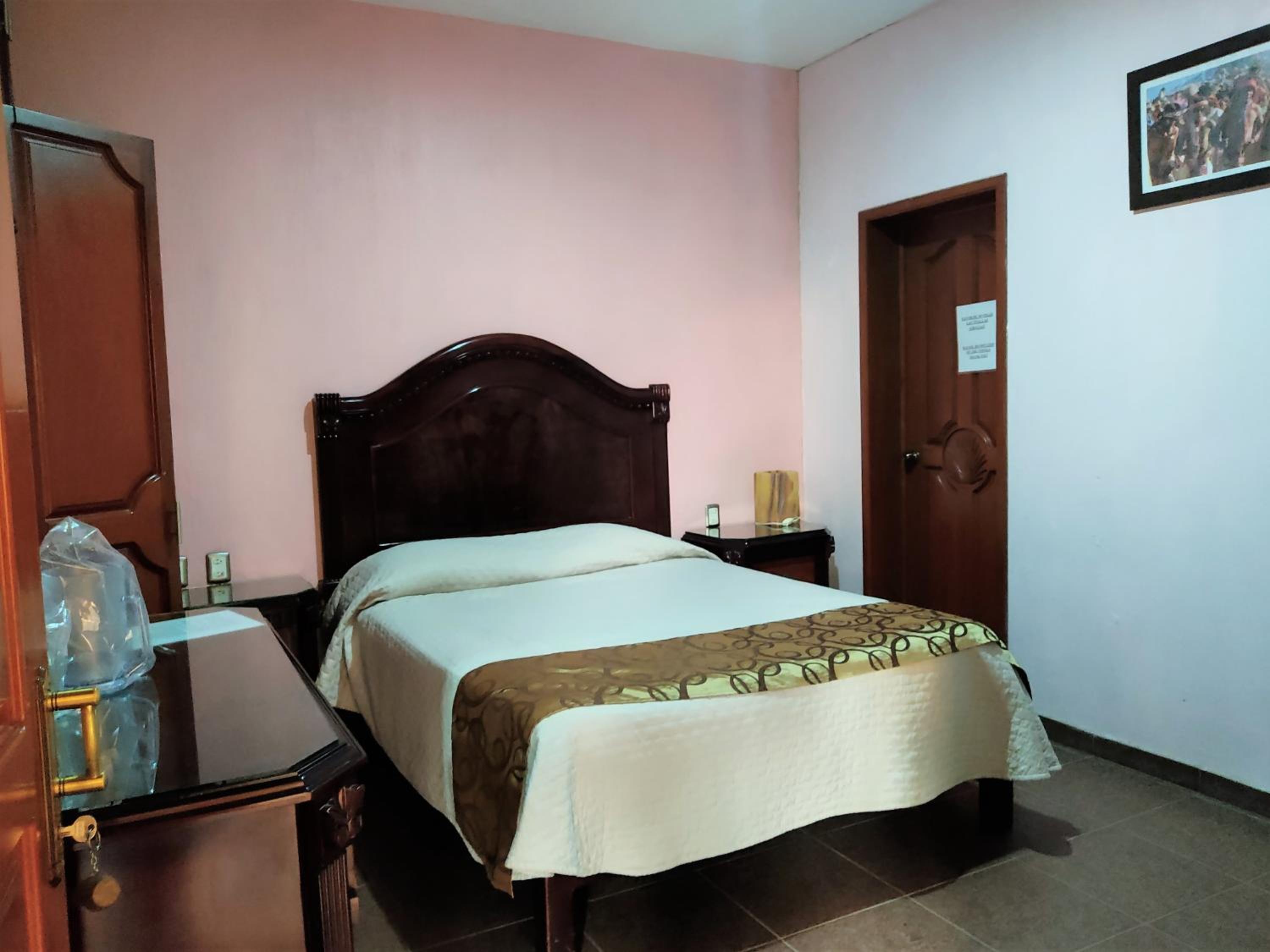 Queen Room photo 1