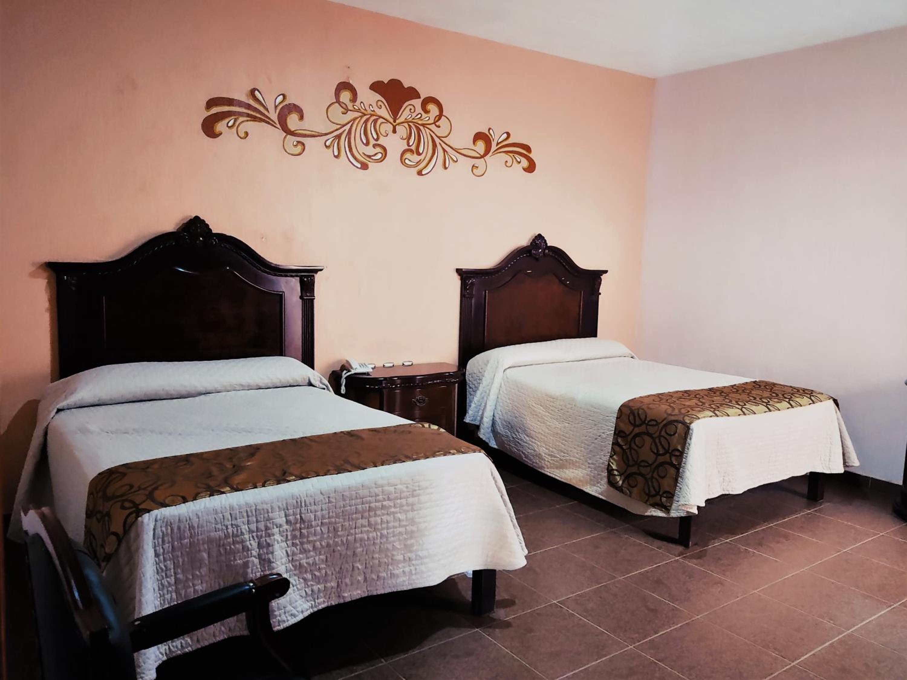 Queen Room with Two Queen Beds photo 1