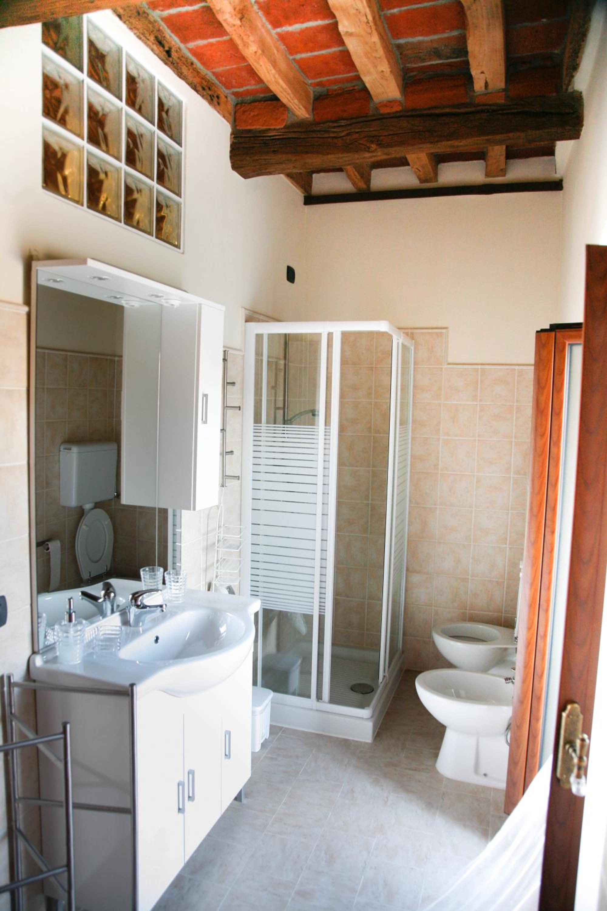 Suite - Photo 17