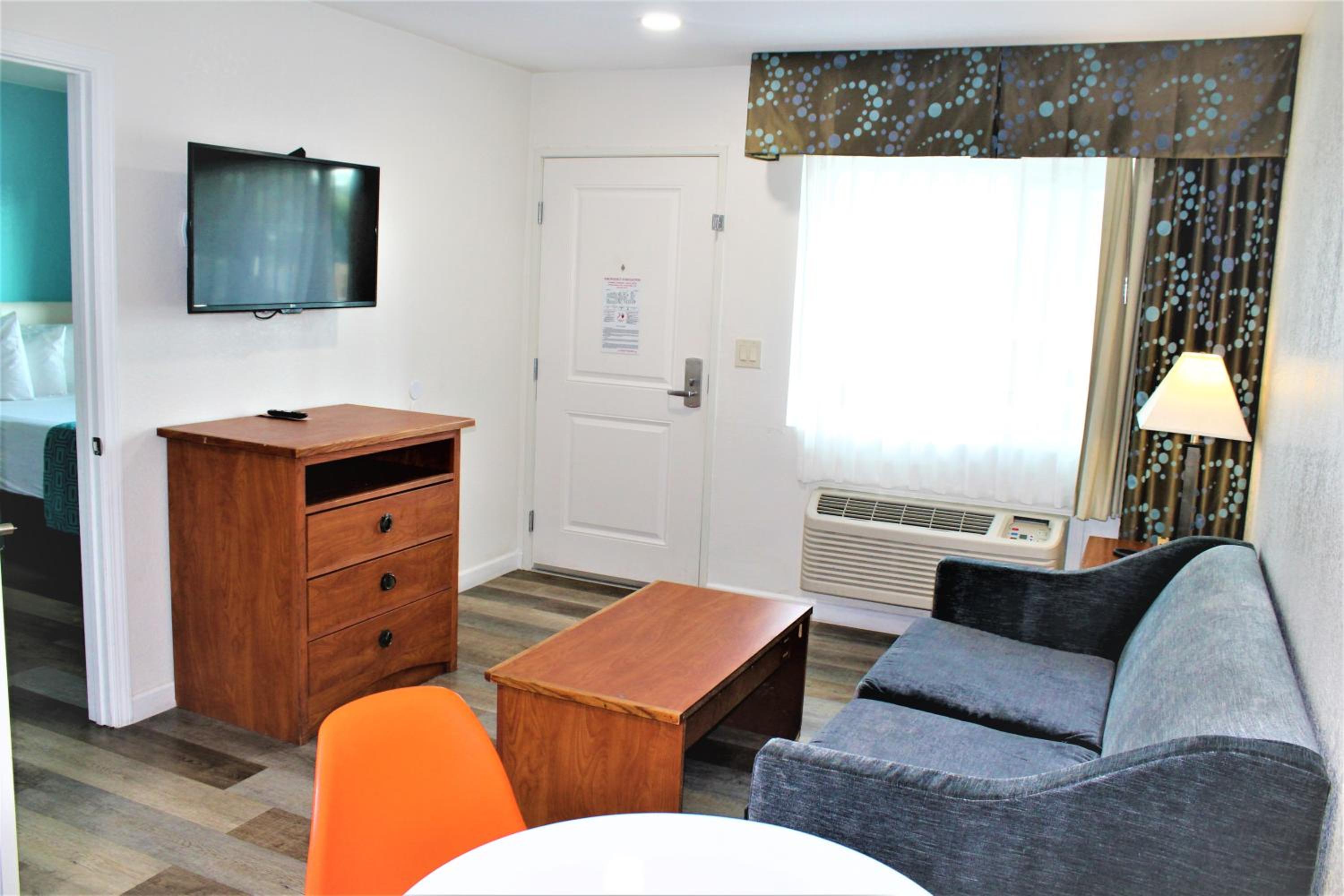 King Studio Suite with Sofa Bed - Mobility Access/Non-Smoking photo 3