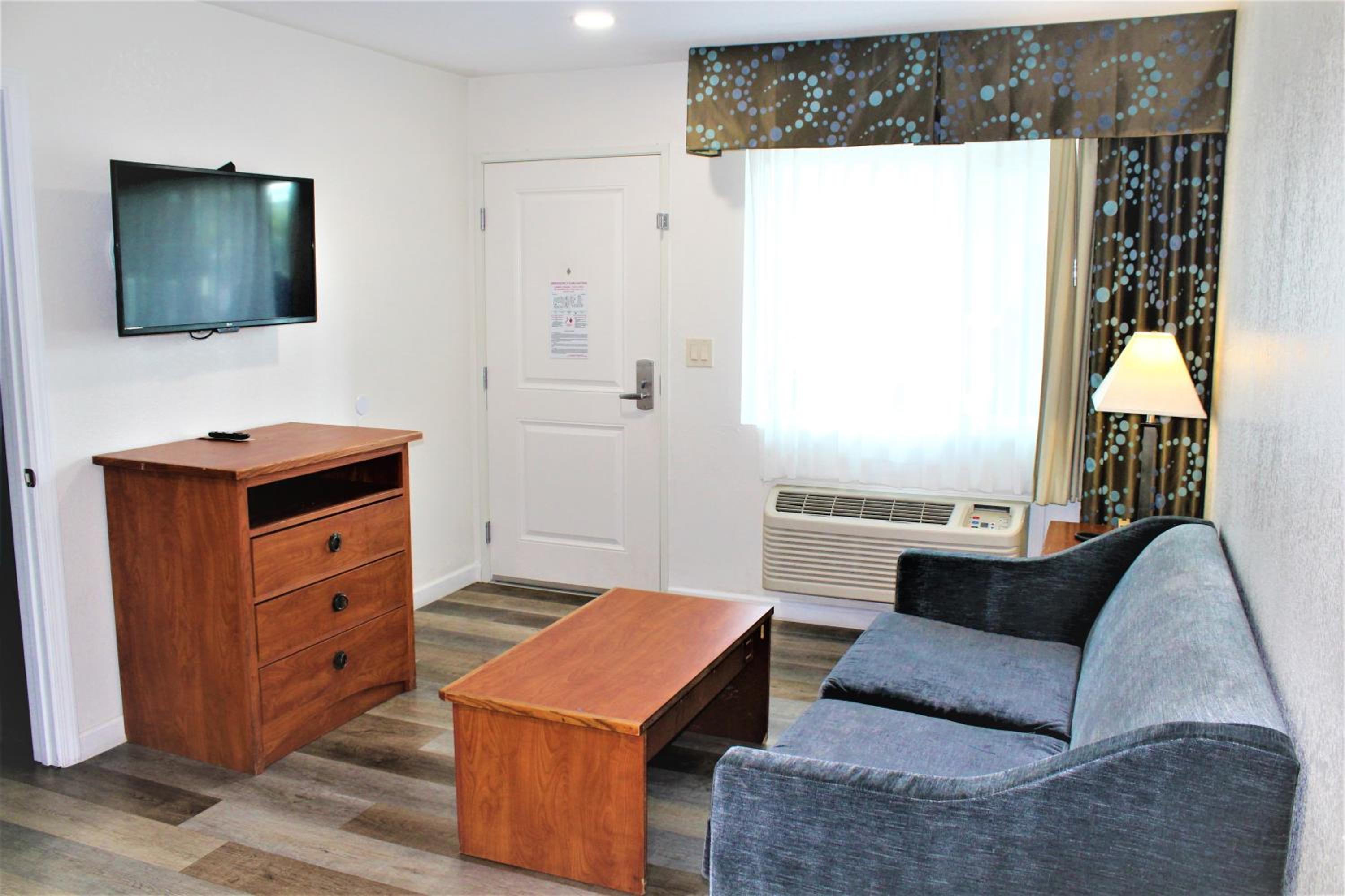 King Studio Suite with Sofa Bed - Mobility Access/Non-Smoking photo 2