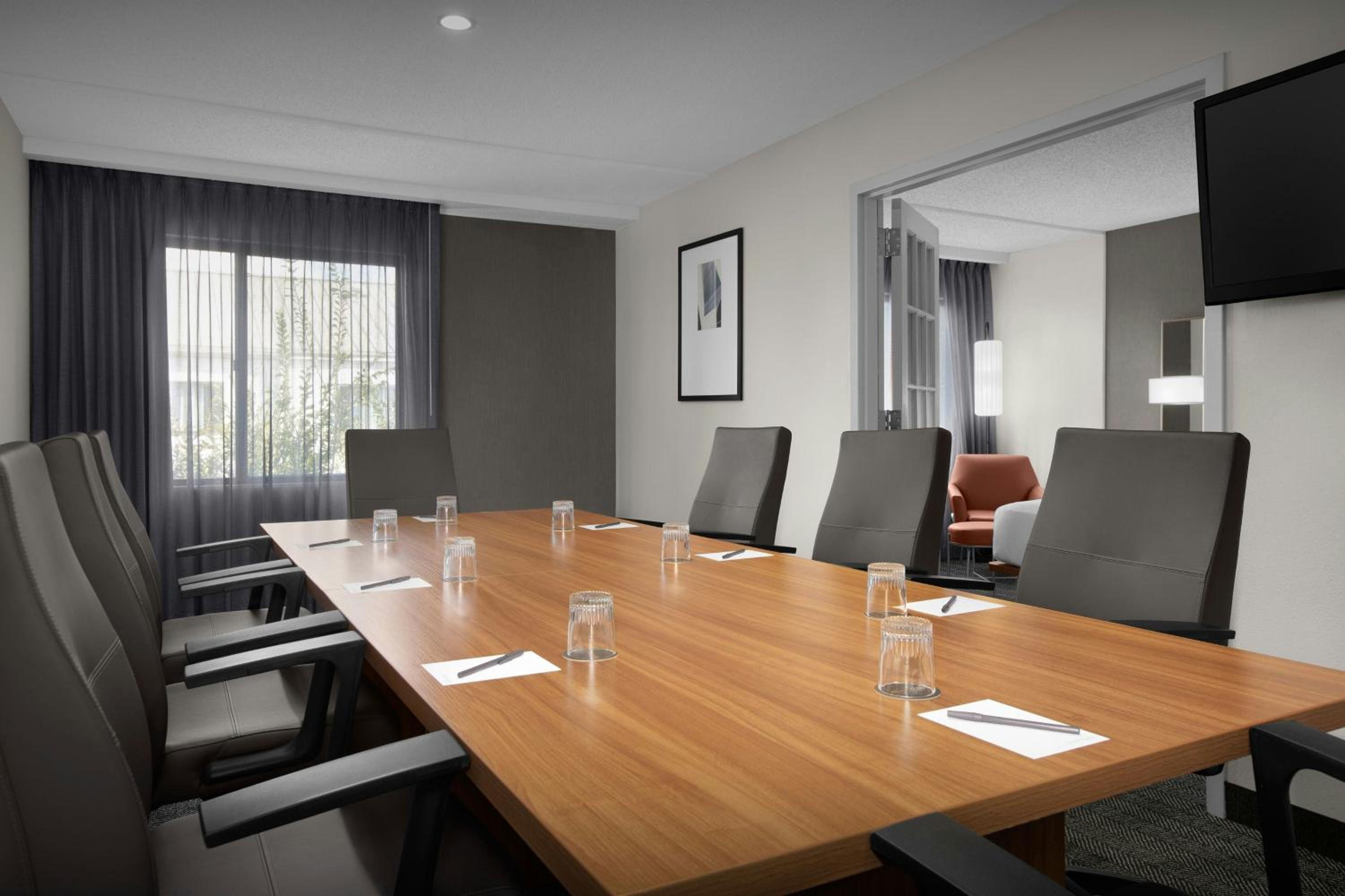 One-Bedroom King Suite with Conference Space and Bathtub - Mobility Access/Hearing Accessible