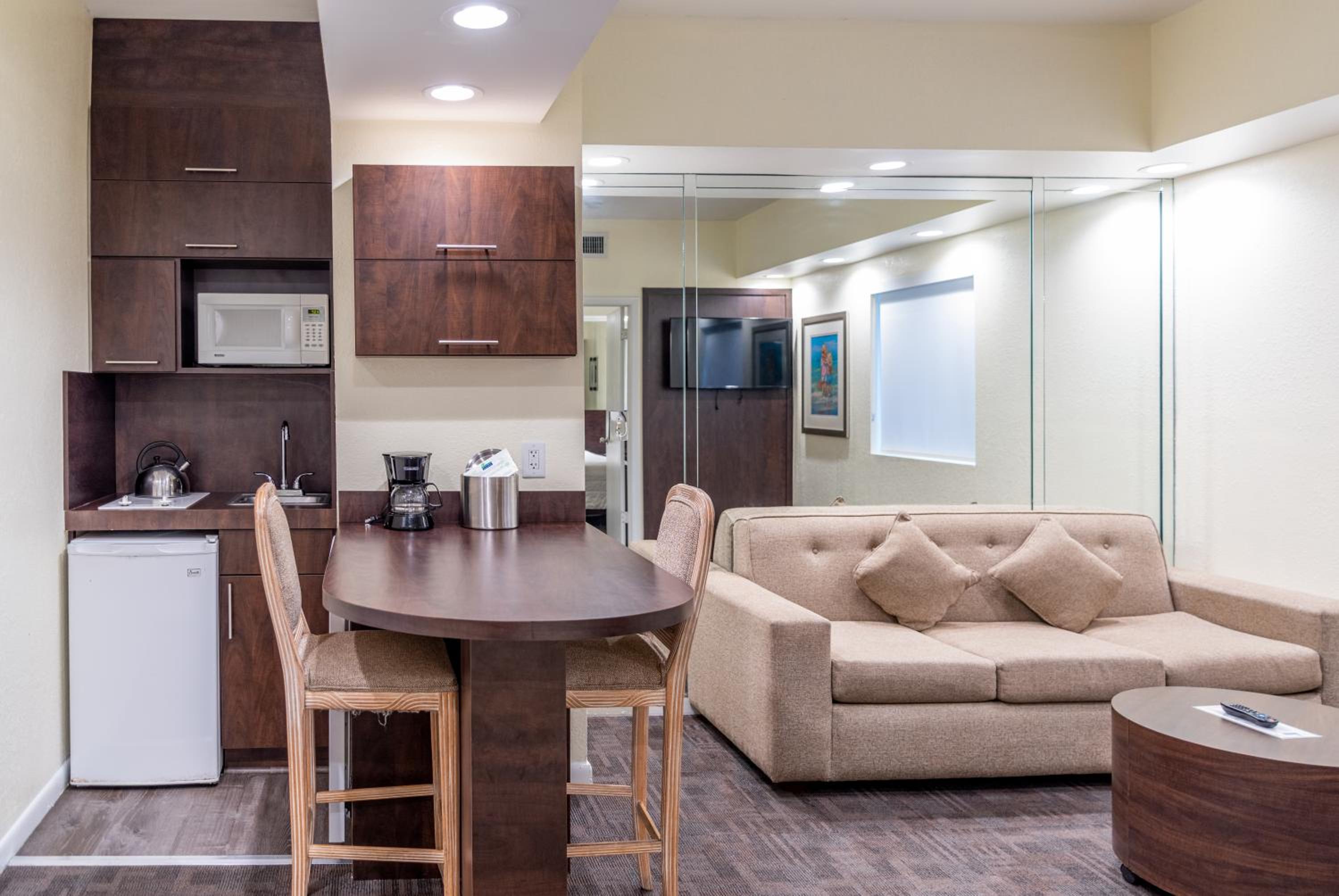 Queen Suite - Photo 3