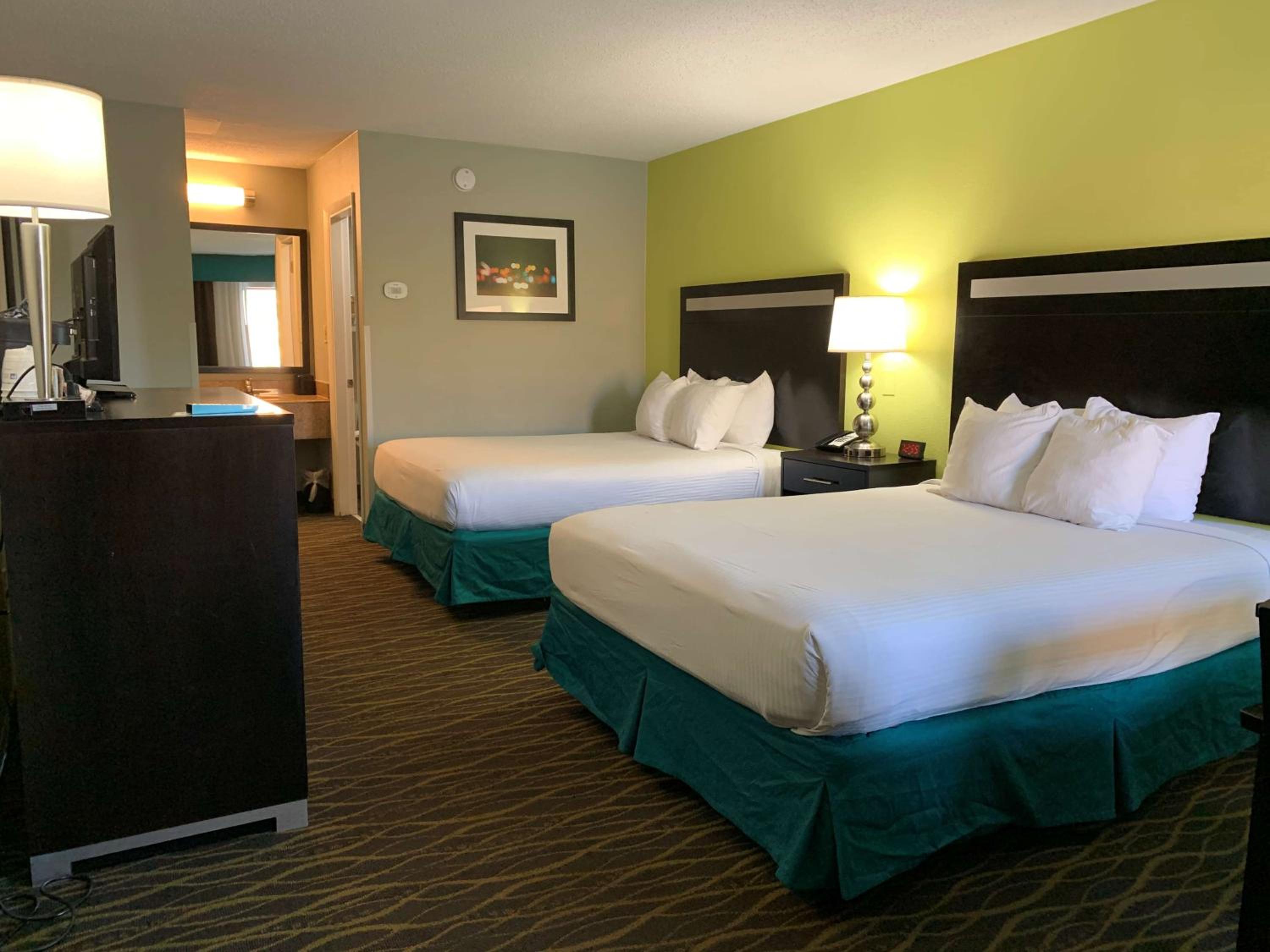 Queen Room with Two Queen Beds - Photo 4