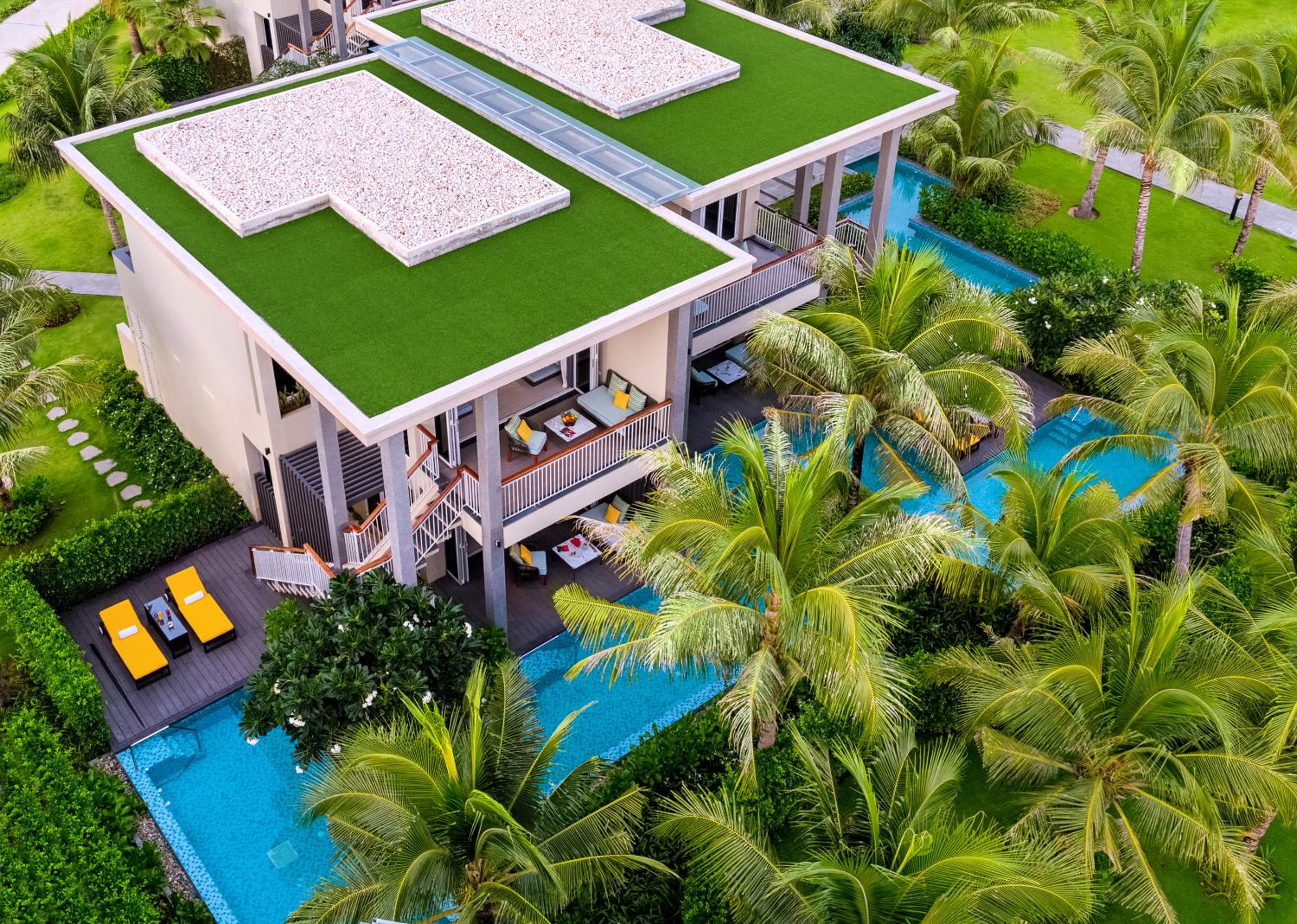 Cabana with King Bed and Pool Access - Executive Privilege Pass - Photo 2