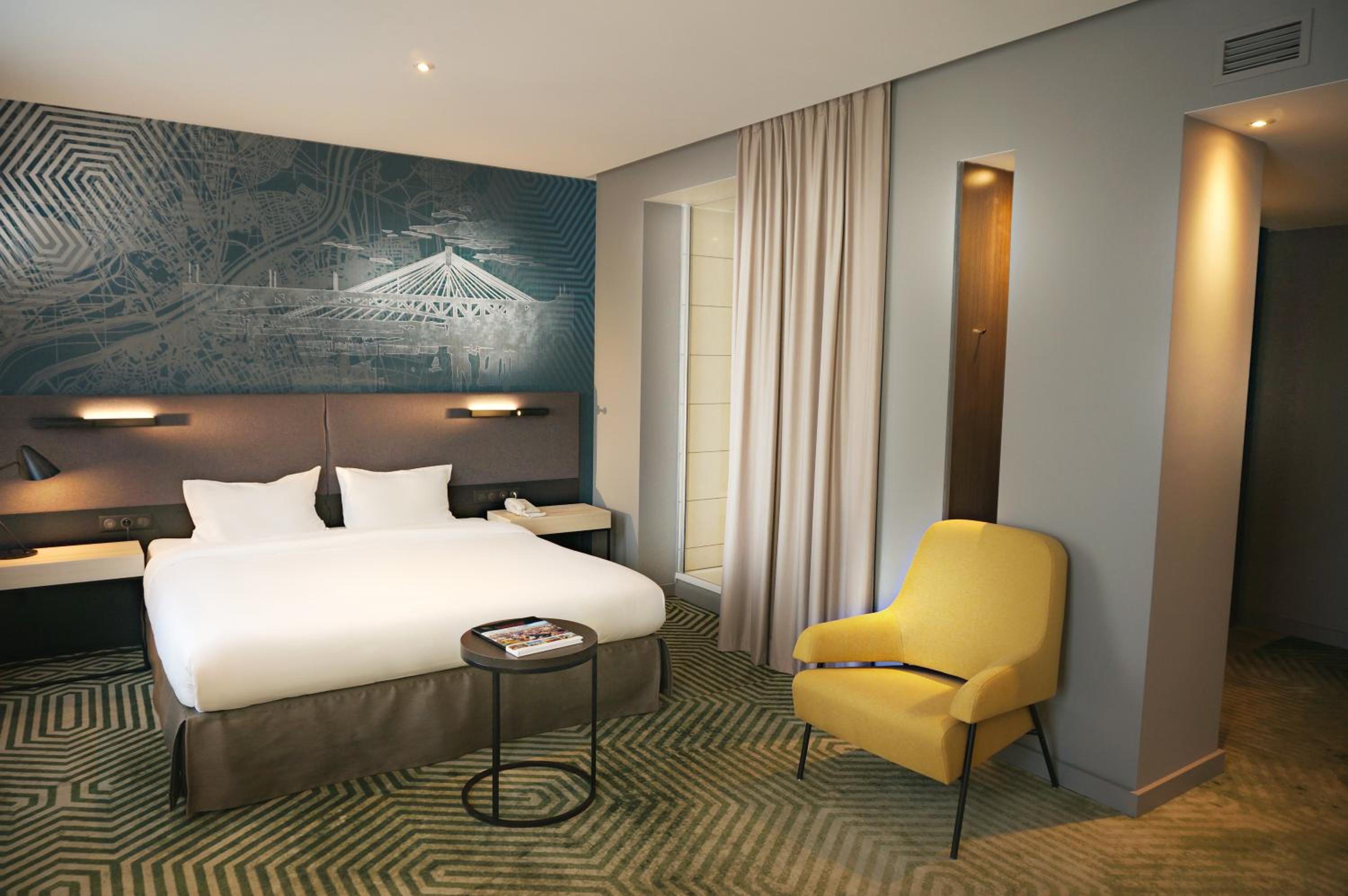 Superior Room with One King Bed and Sofa - Photo 4
