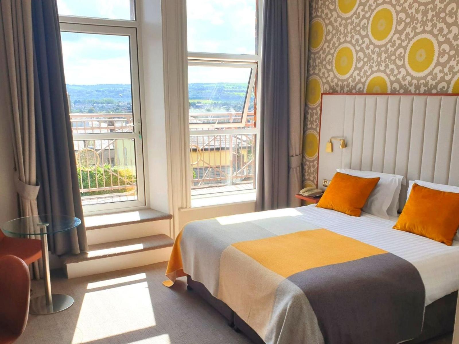 Club Room with Balcony