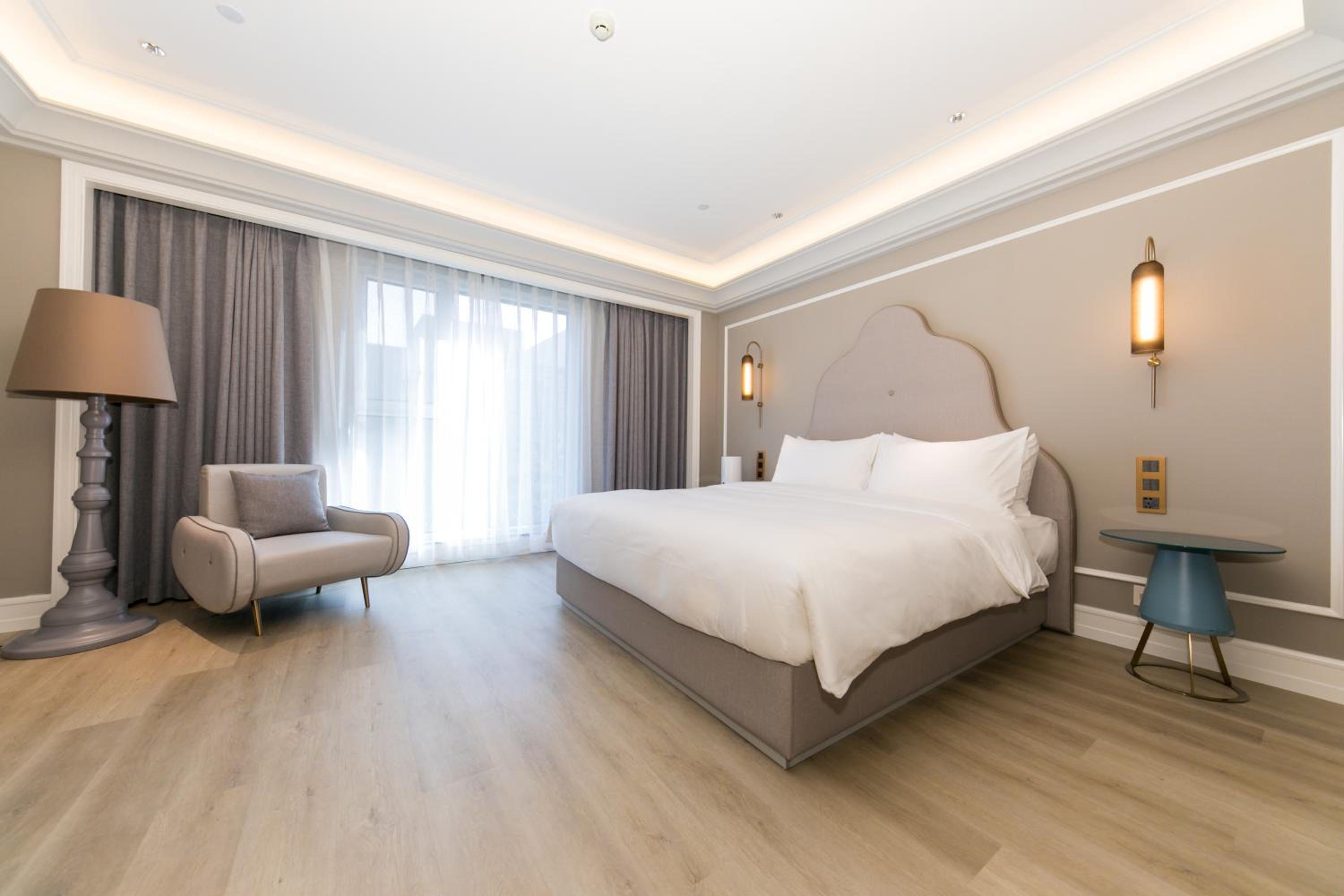 Privilege Suite with One King  Bed photo 2
