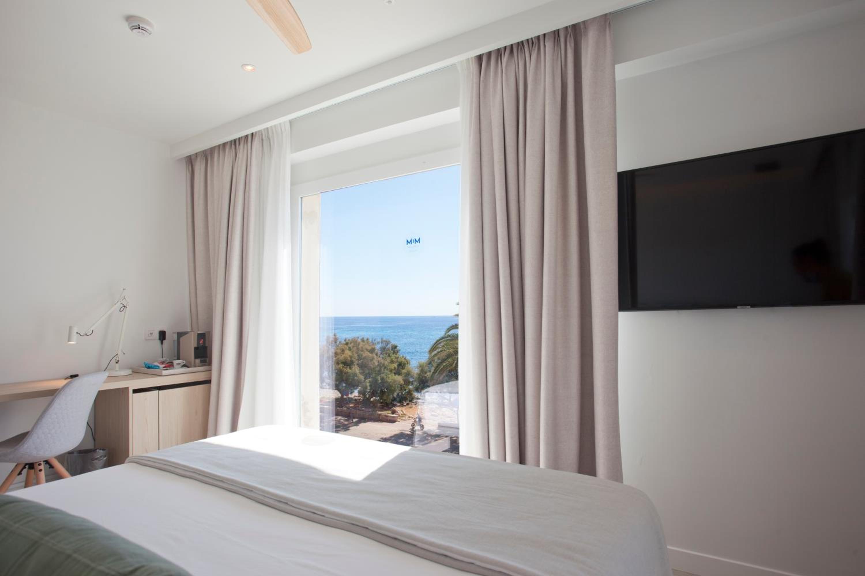 Double Or Twin Room With Sea View thumbnail 5