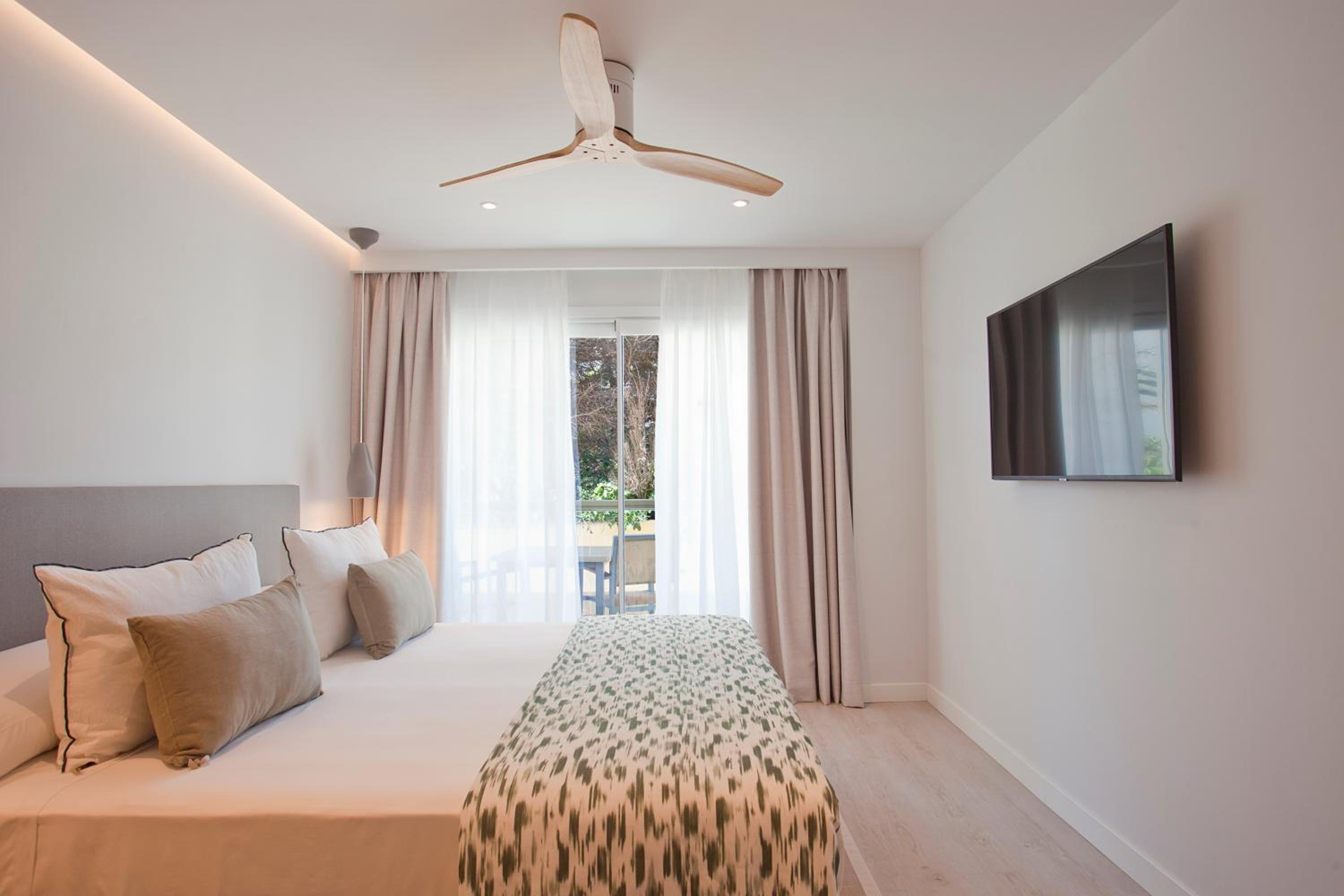 Superior Double Room With Side Sea View