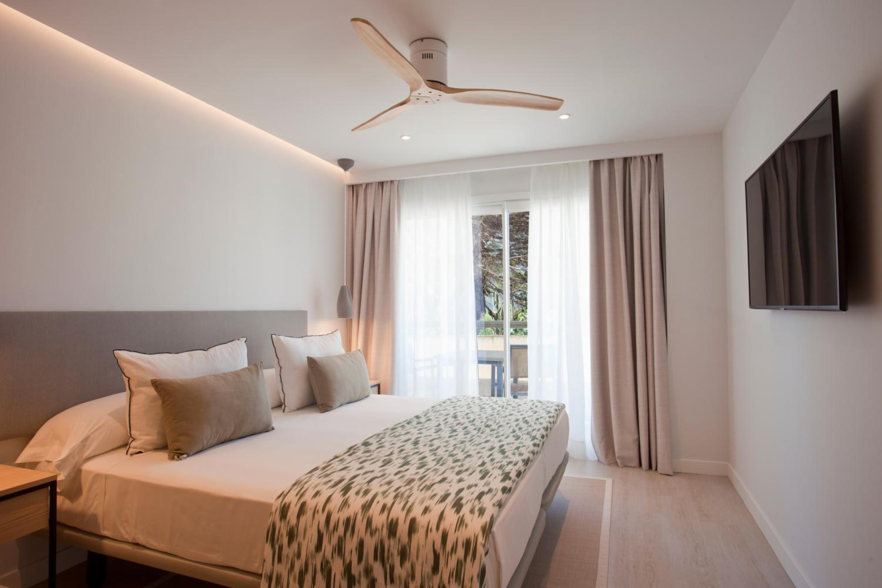 Superior Double Room With Side Sea View thumbnail 5
