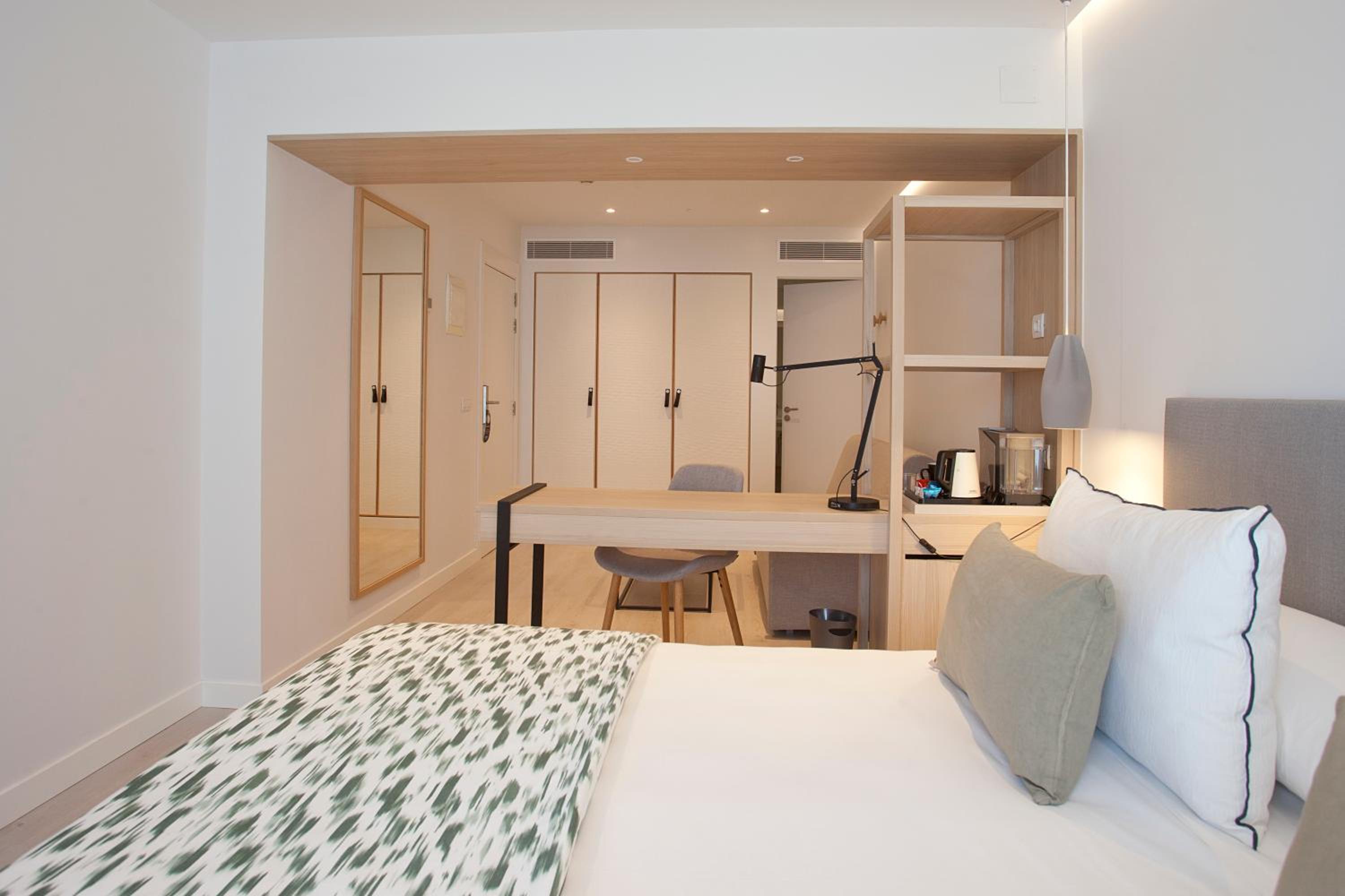 Superior Double Room With Side Sea View thumbnail 6