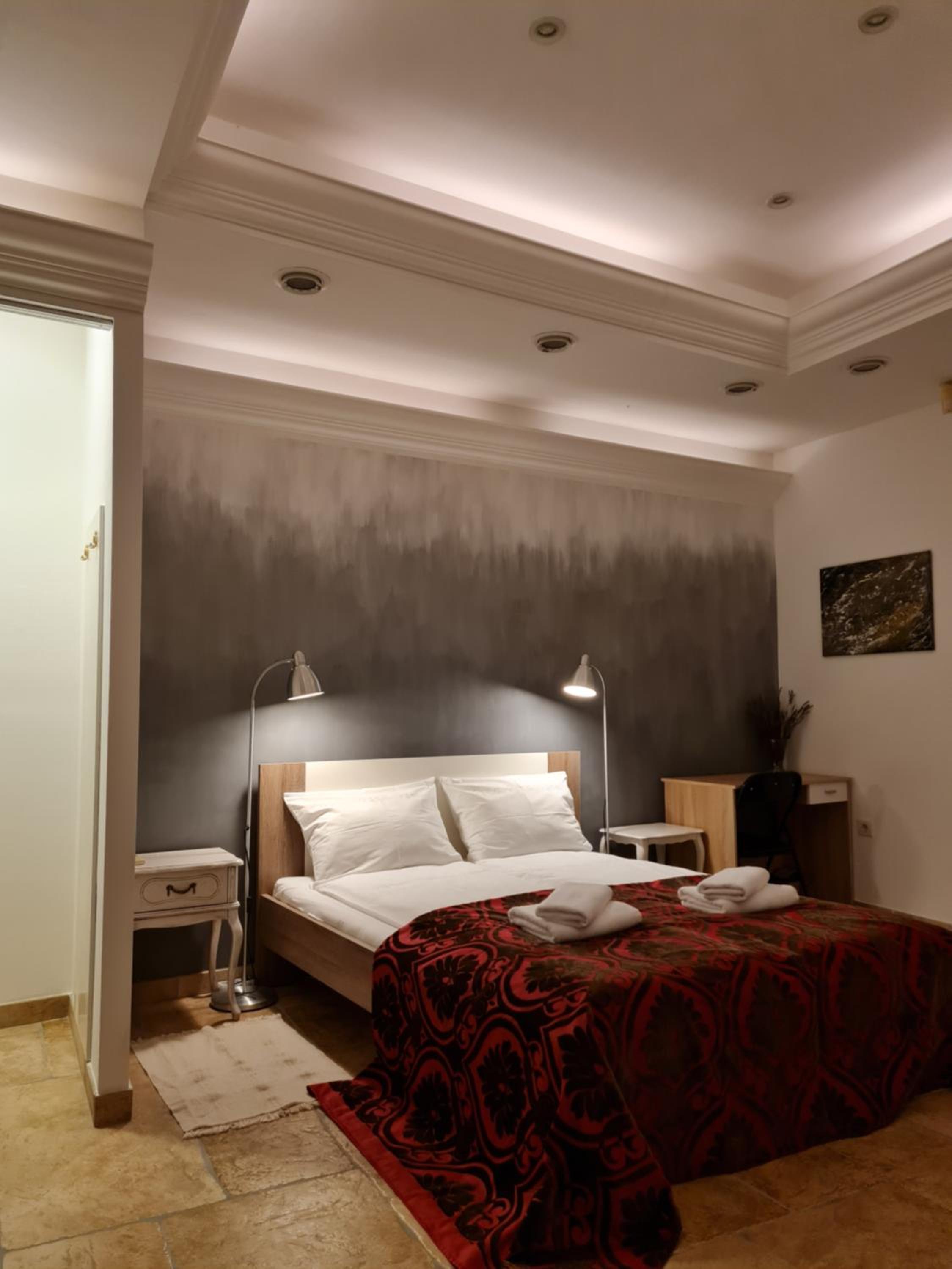 One-Bedroom Apartment - Photo 1