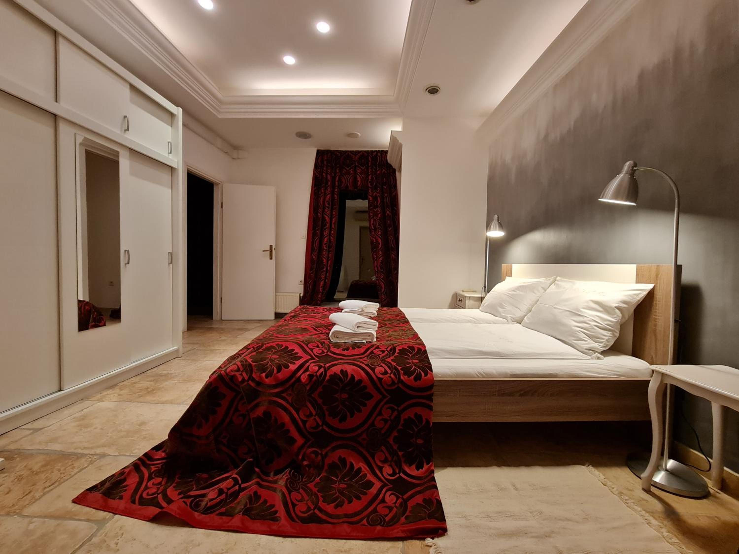 One-Bedroom Apartment - Photo 15