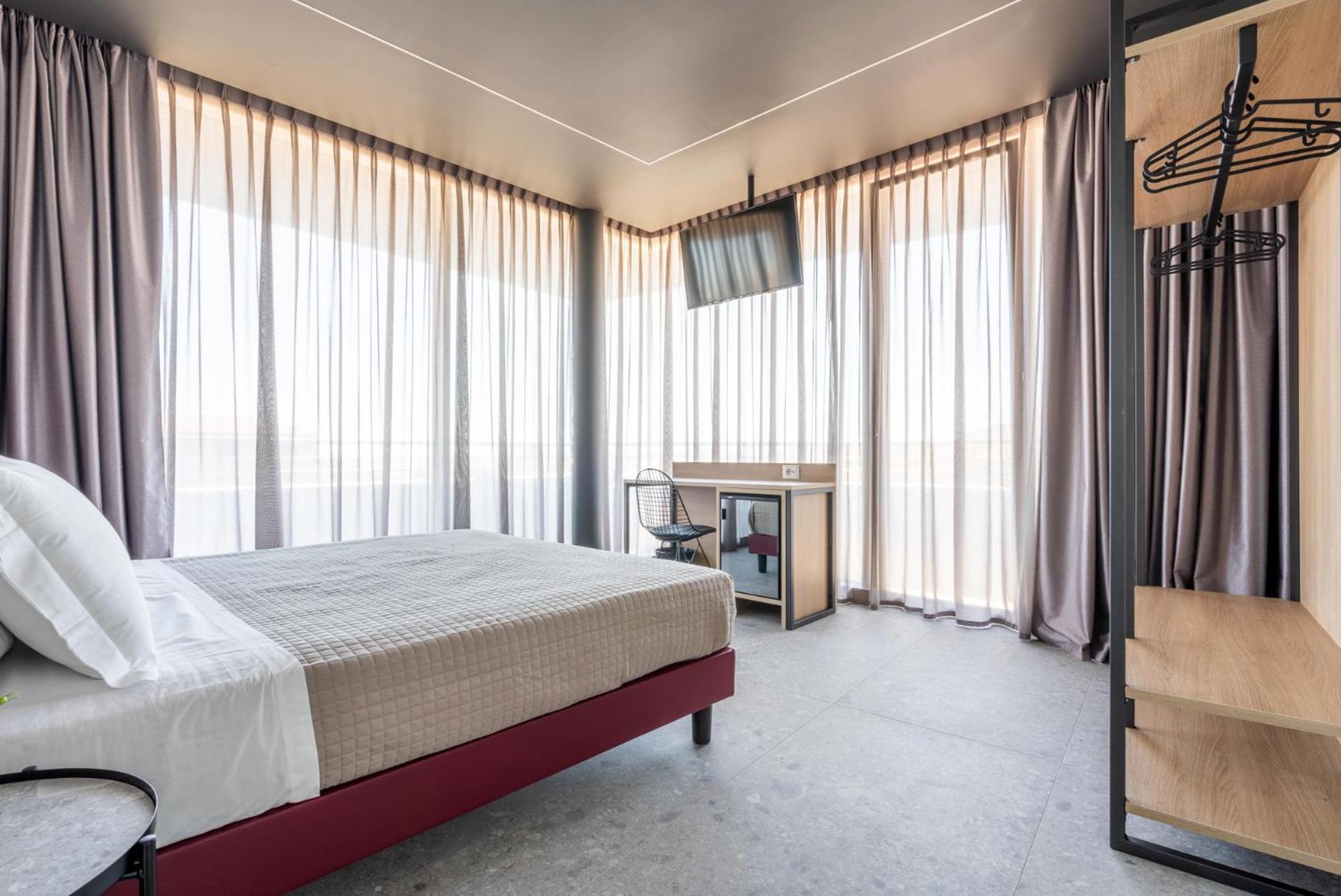Deluxe Double Room with Balcony and Sea View - Photo 3