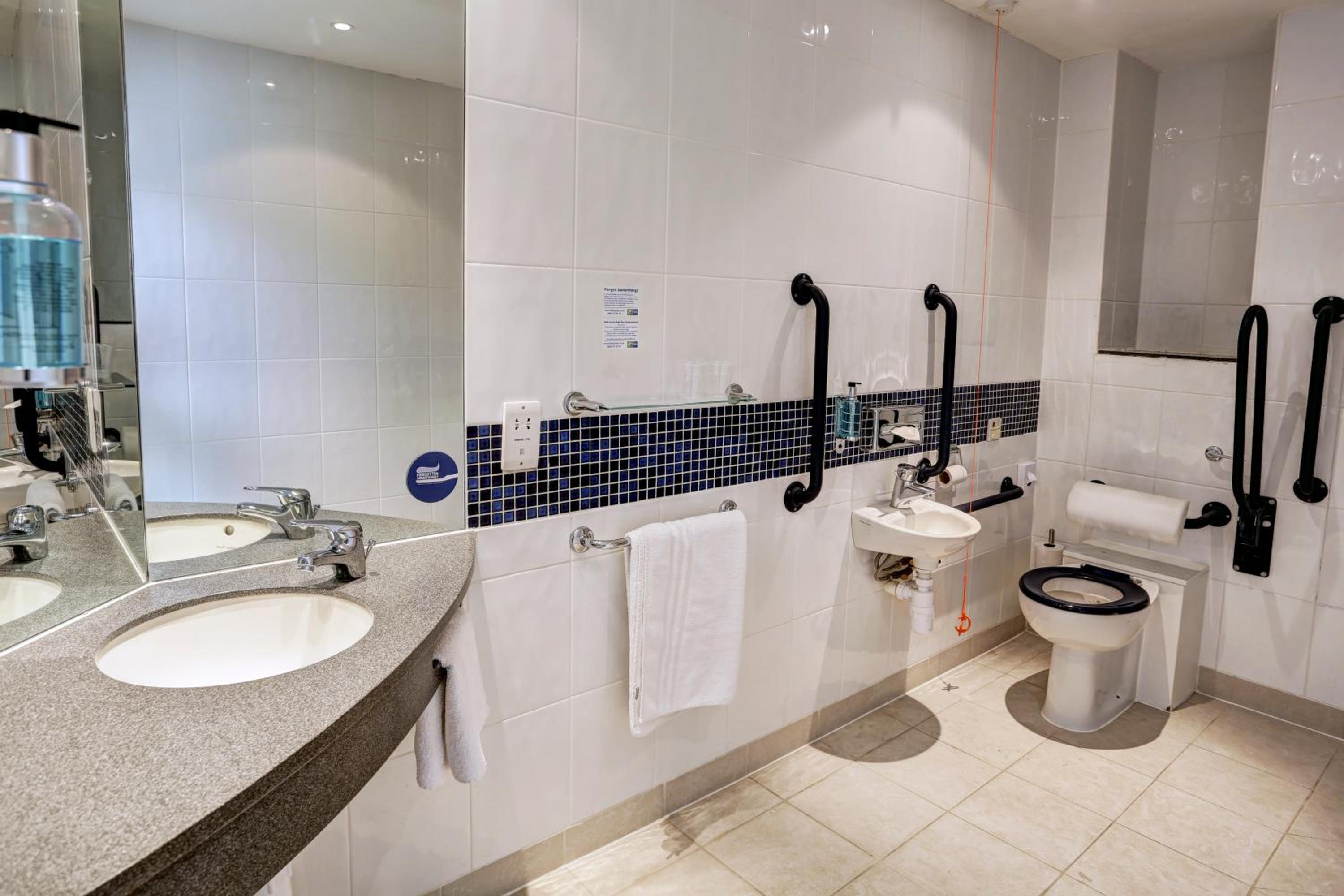 Double Room with Free Hot Breakfast - Accessible photo 3