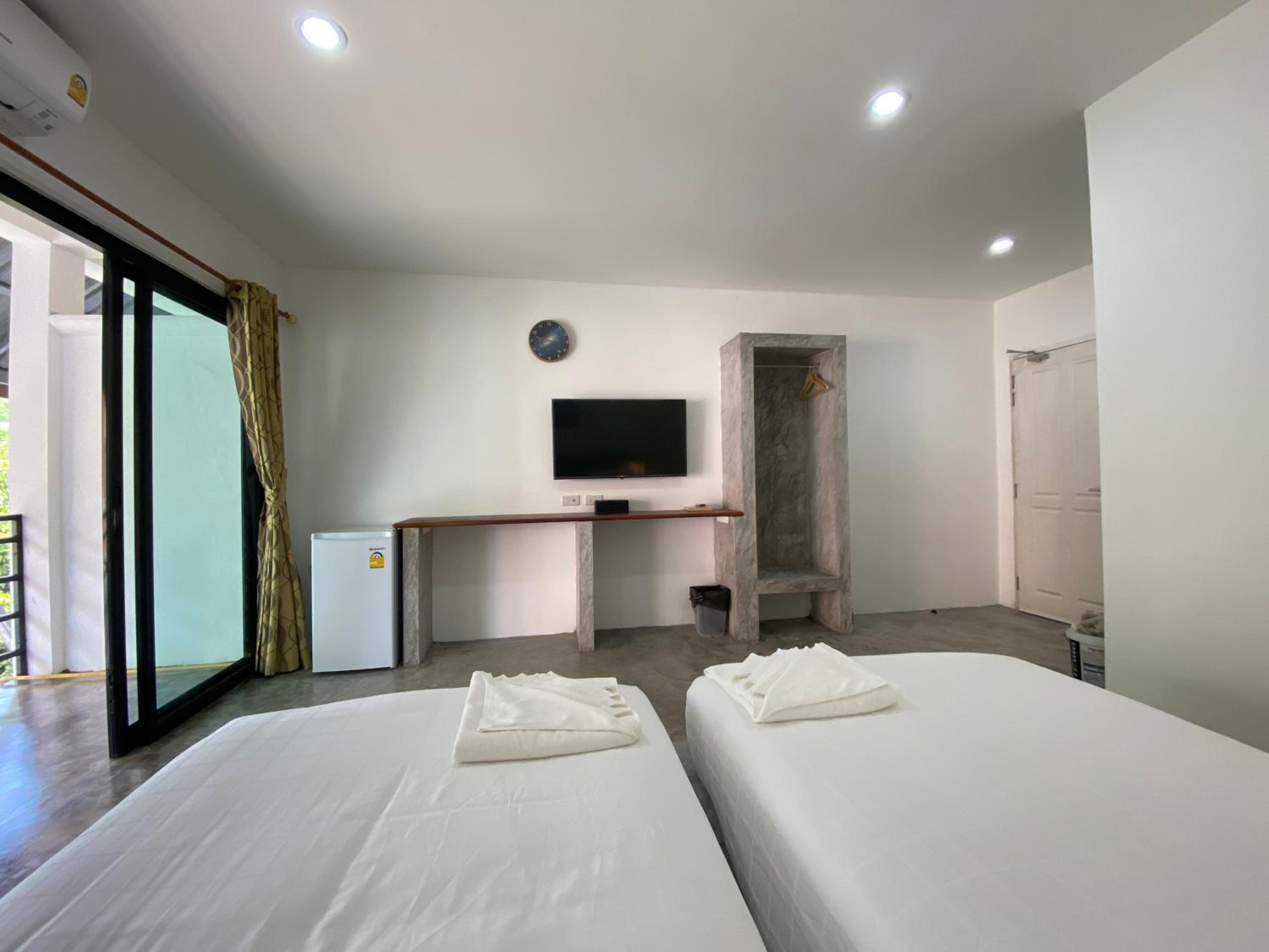 Deluxe Twin Room photo 2