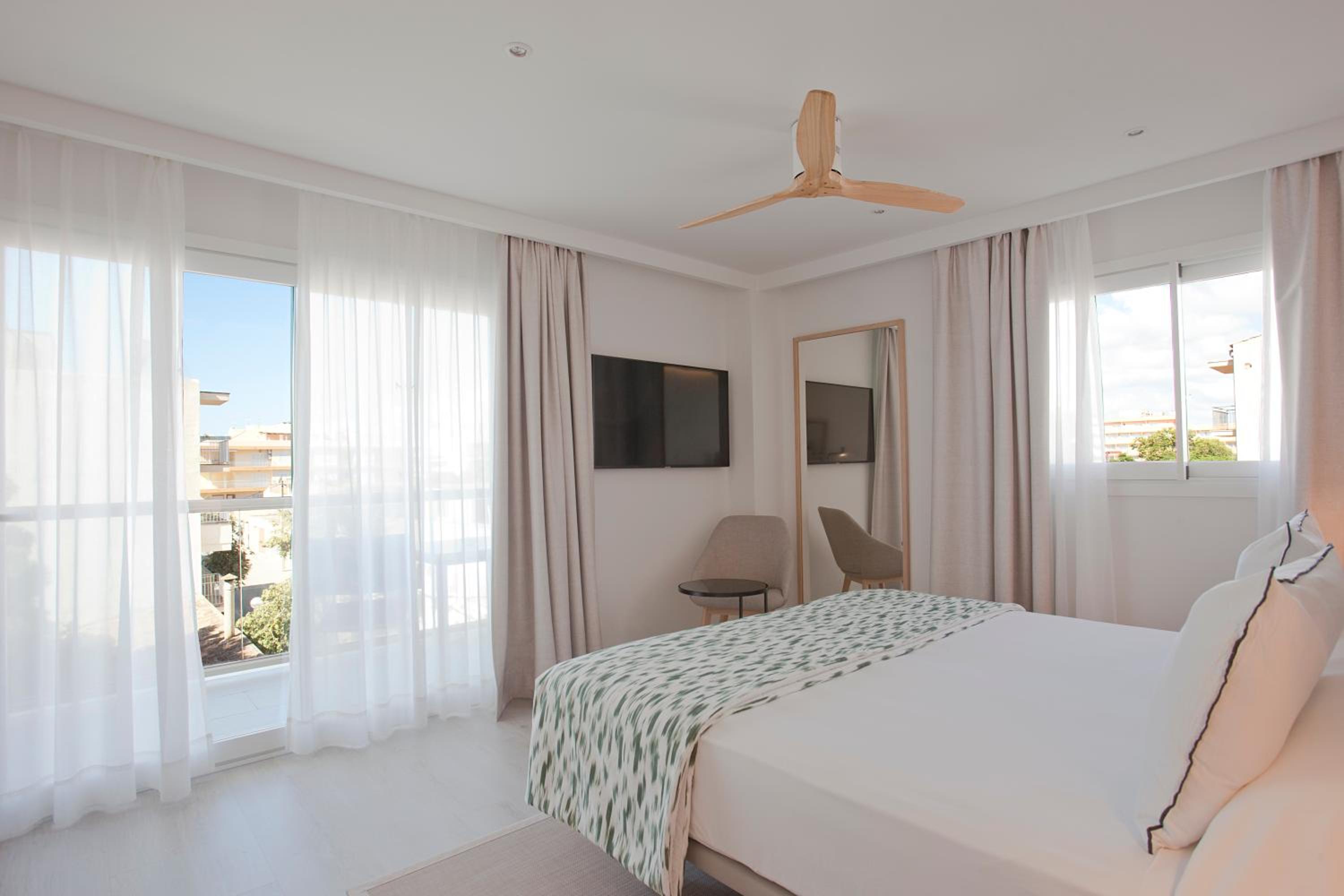 Superior Double Room With Street View thumbnail 5