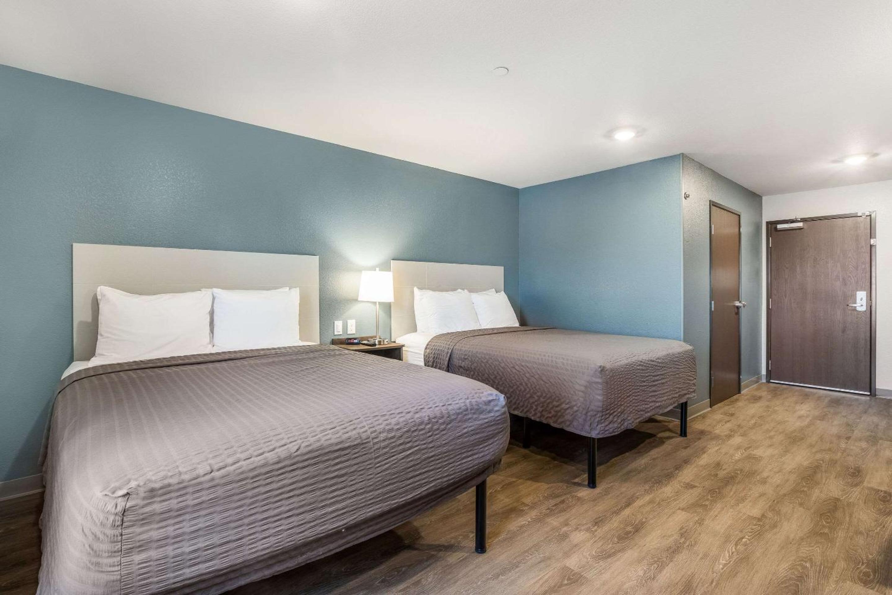 Standard Queen Room with Two Queen Beds - Non-Smoking - Photo 3