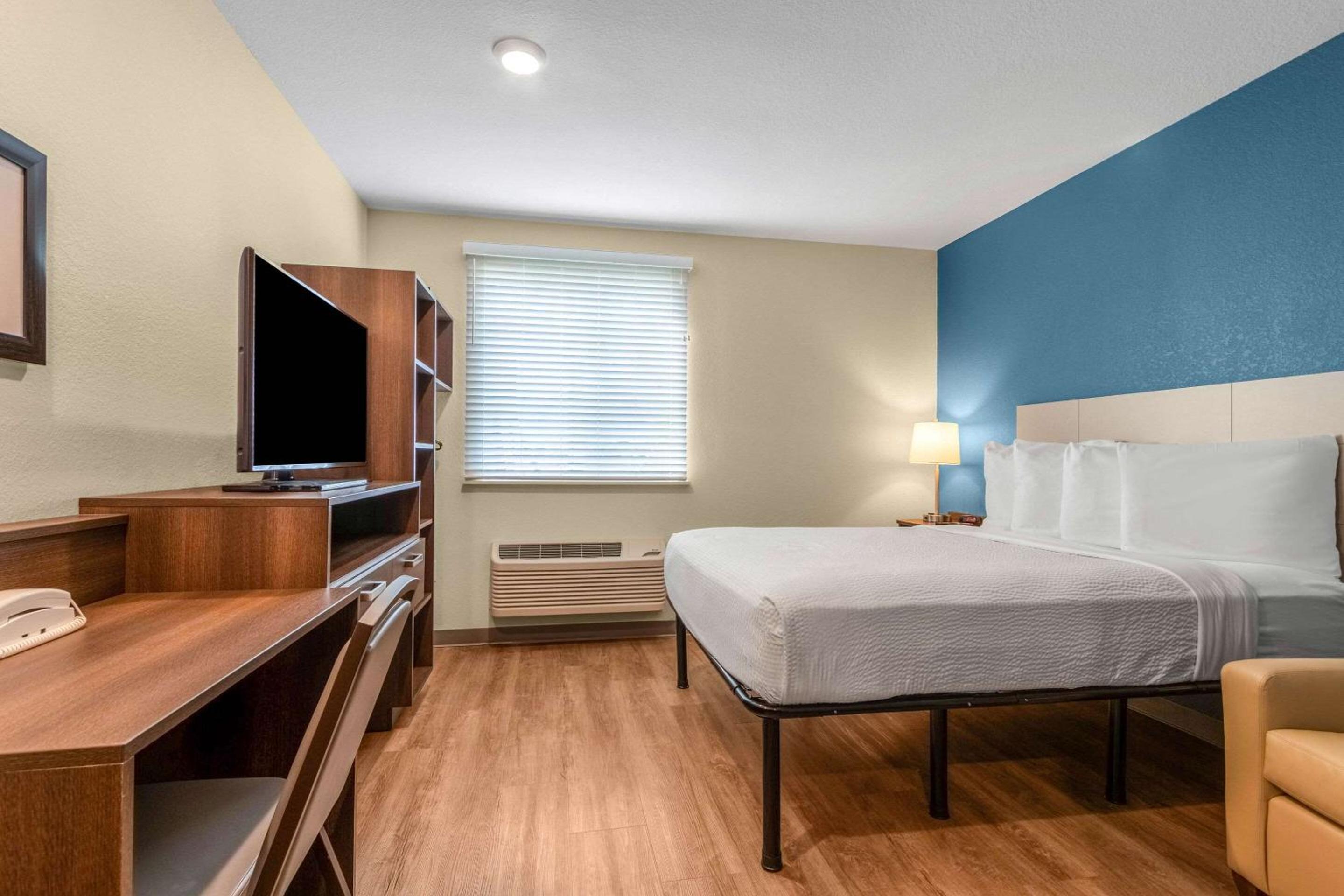 Queen Room  with Roll-In Shower - Disability Access/Non-Smoking photo 2