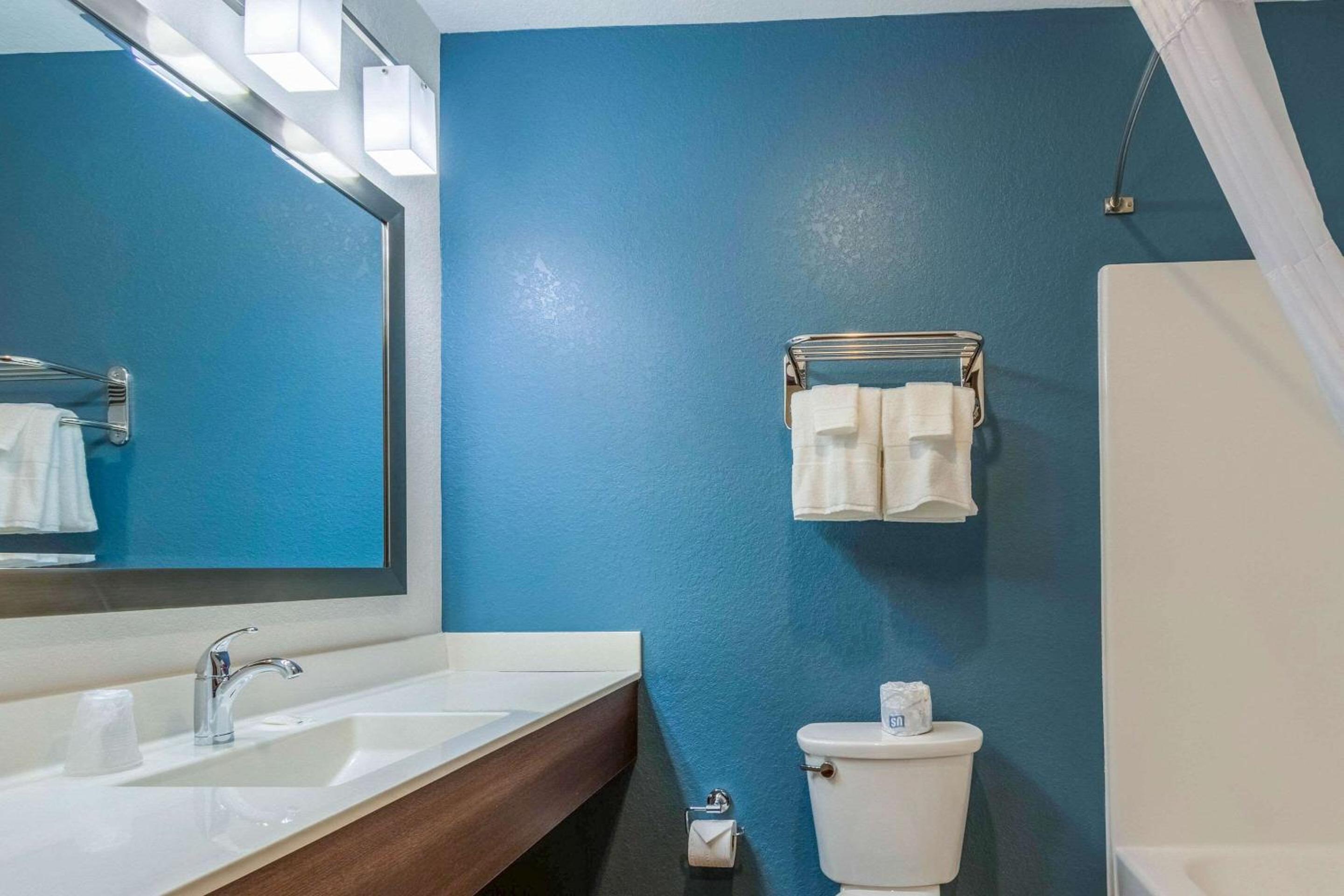 Queen Room  with Roll-In Shower - Disability Access/Non-Smoking photo 3