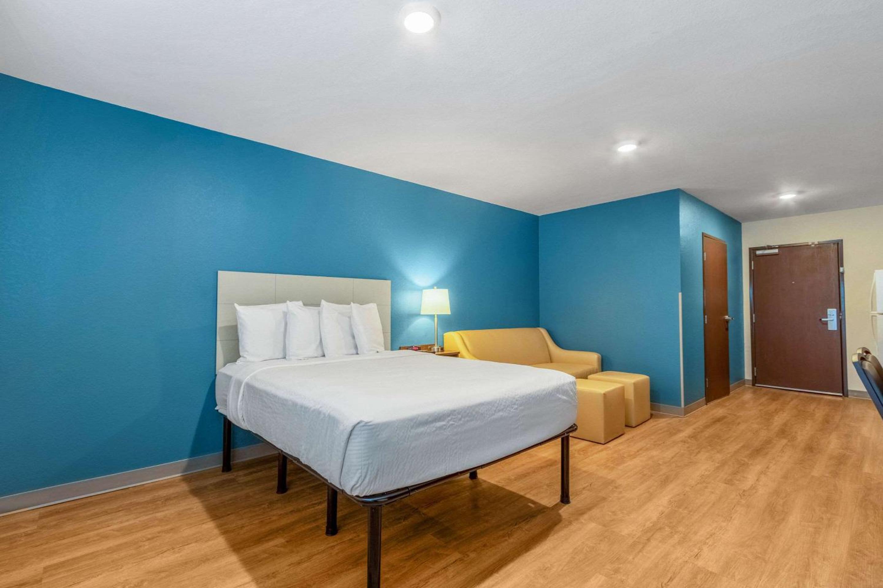 Standard Queen Room with Sofa Bed - Non-Smoking photo 2