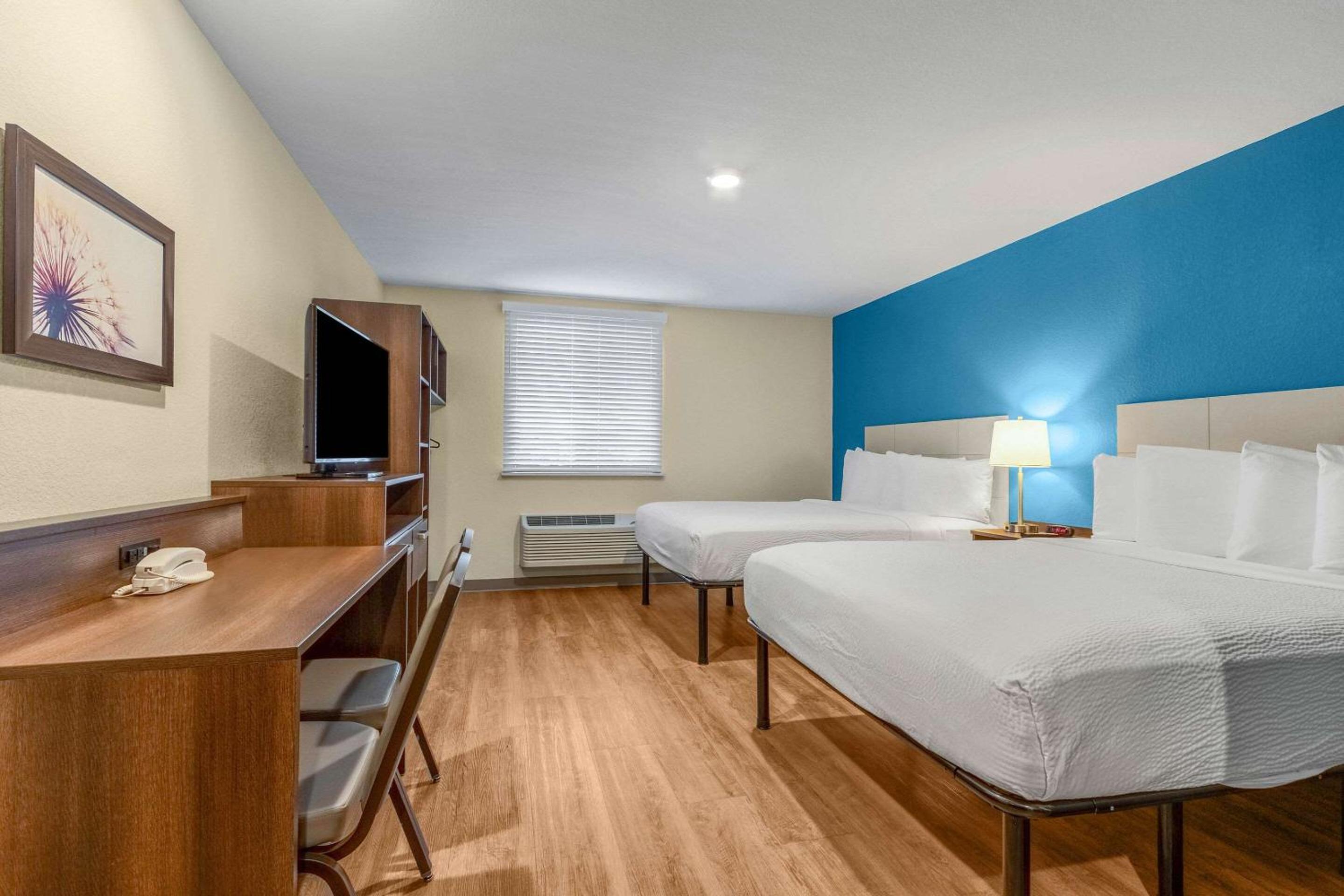 Standard Queen Room with Two Queen Beds - Non-Smoking photo 2