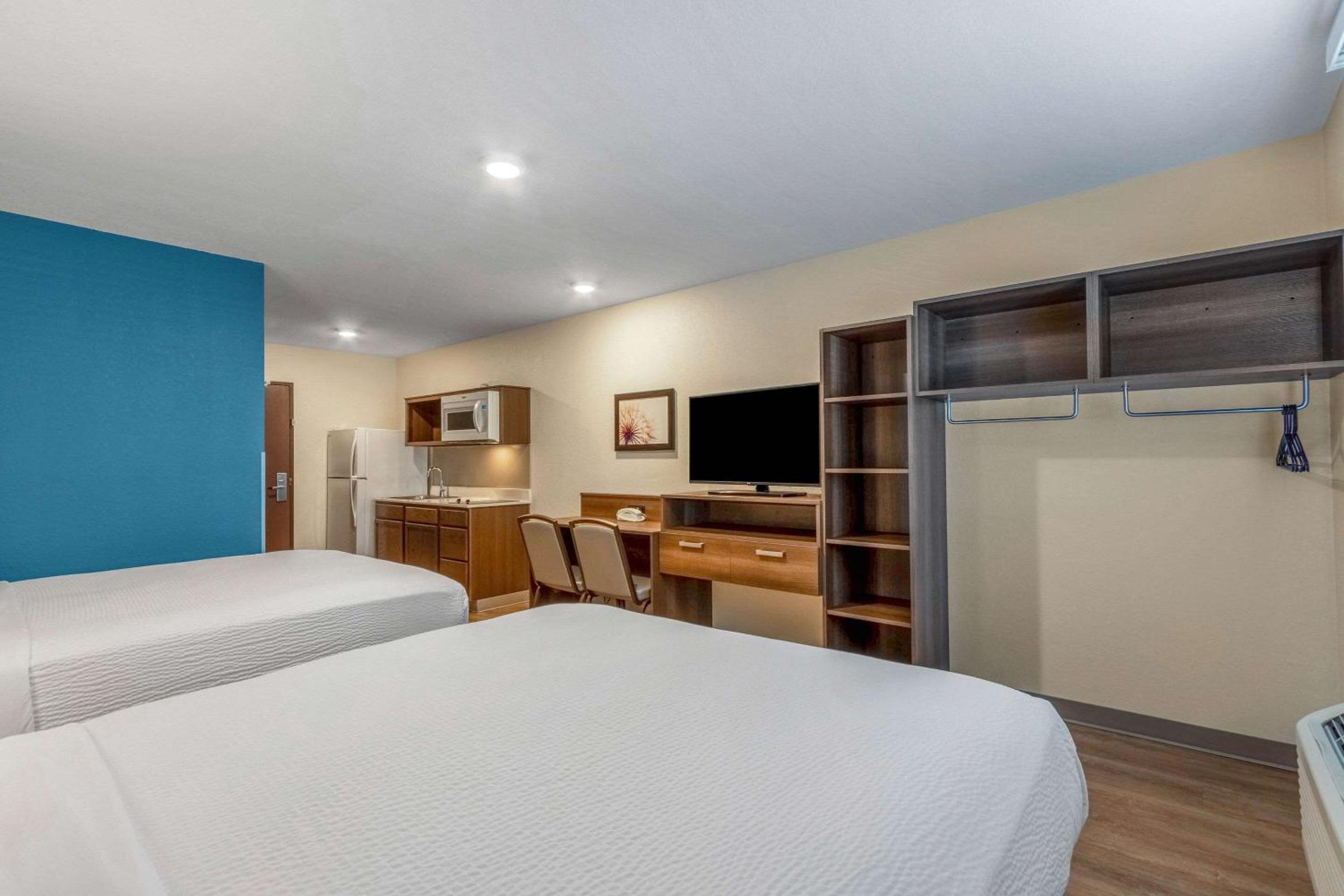 Queen Room with Two Queen Beds - Accessible/Non-Smoking  photo 3