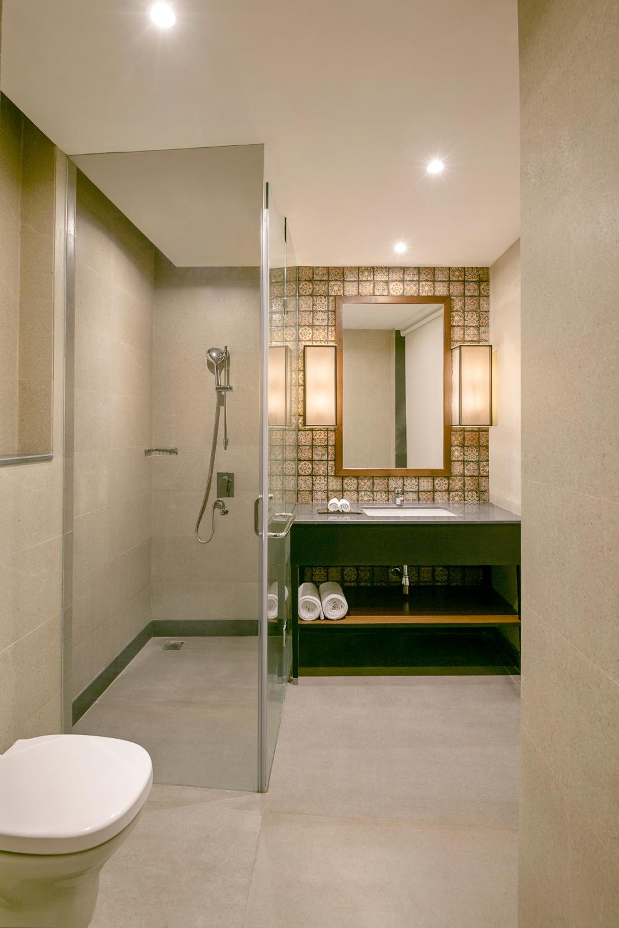 Deluxe King Room - Non-Smoking - Photo 3