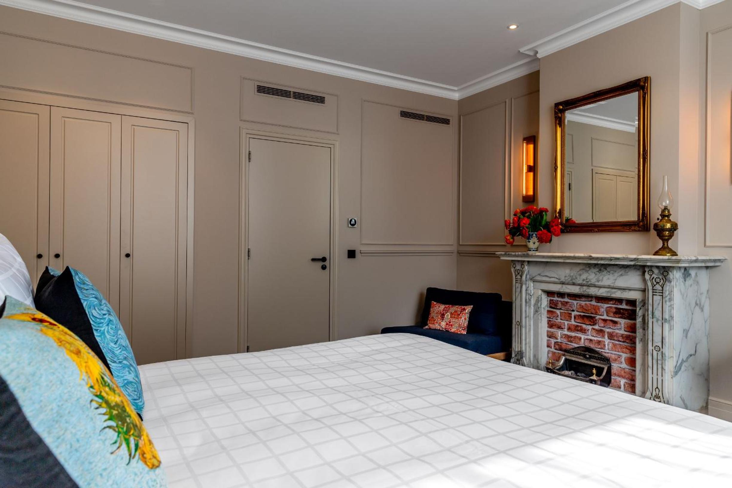 Deluxe Double Room (2 Adults + 1 Child) thumbnail 5