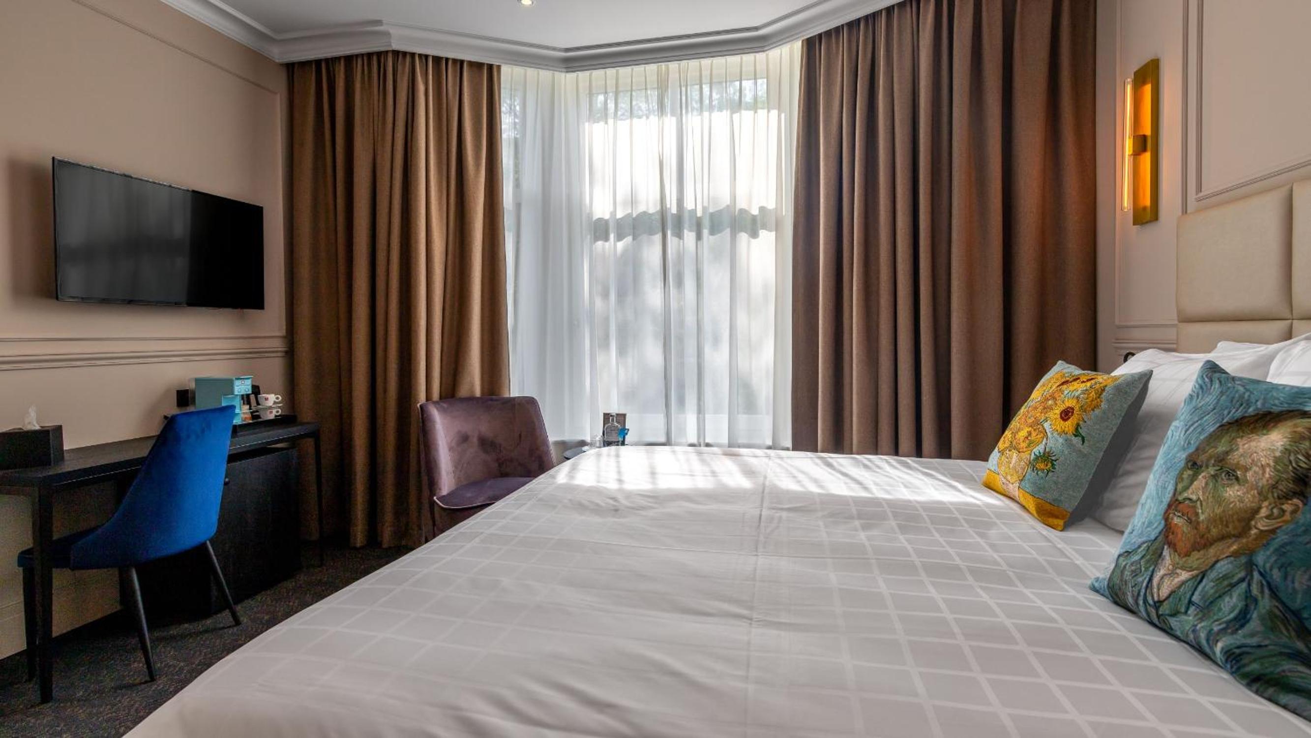 Deluxe Double Room (2 Adults + 1 Child) thumbnail 6