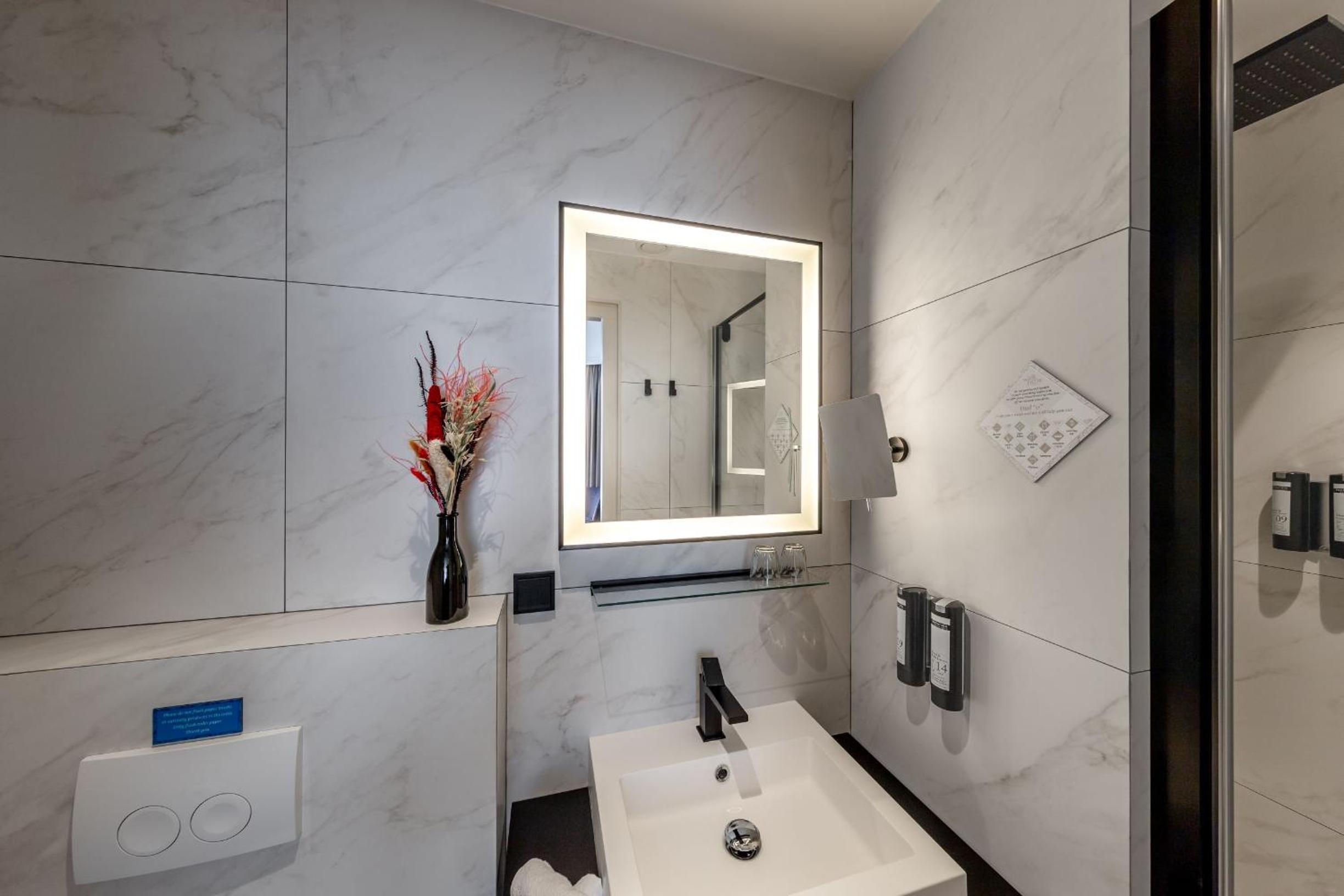 Deluxe Double Room (2 Adults + 1 Child)