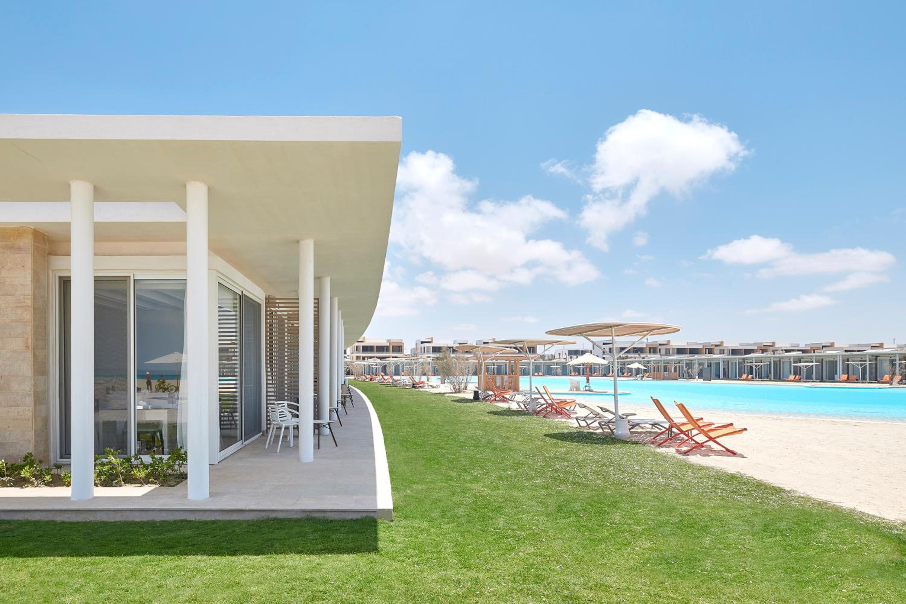 Cabana Queen Bed Lagoon View photo 3