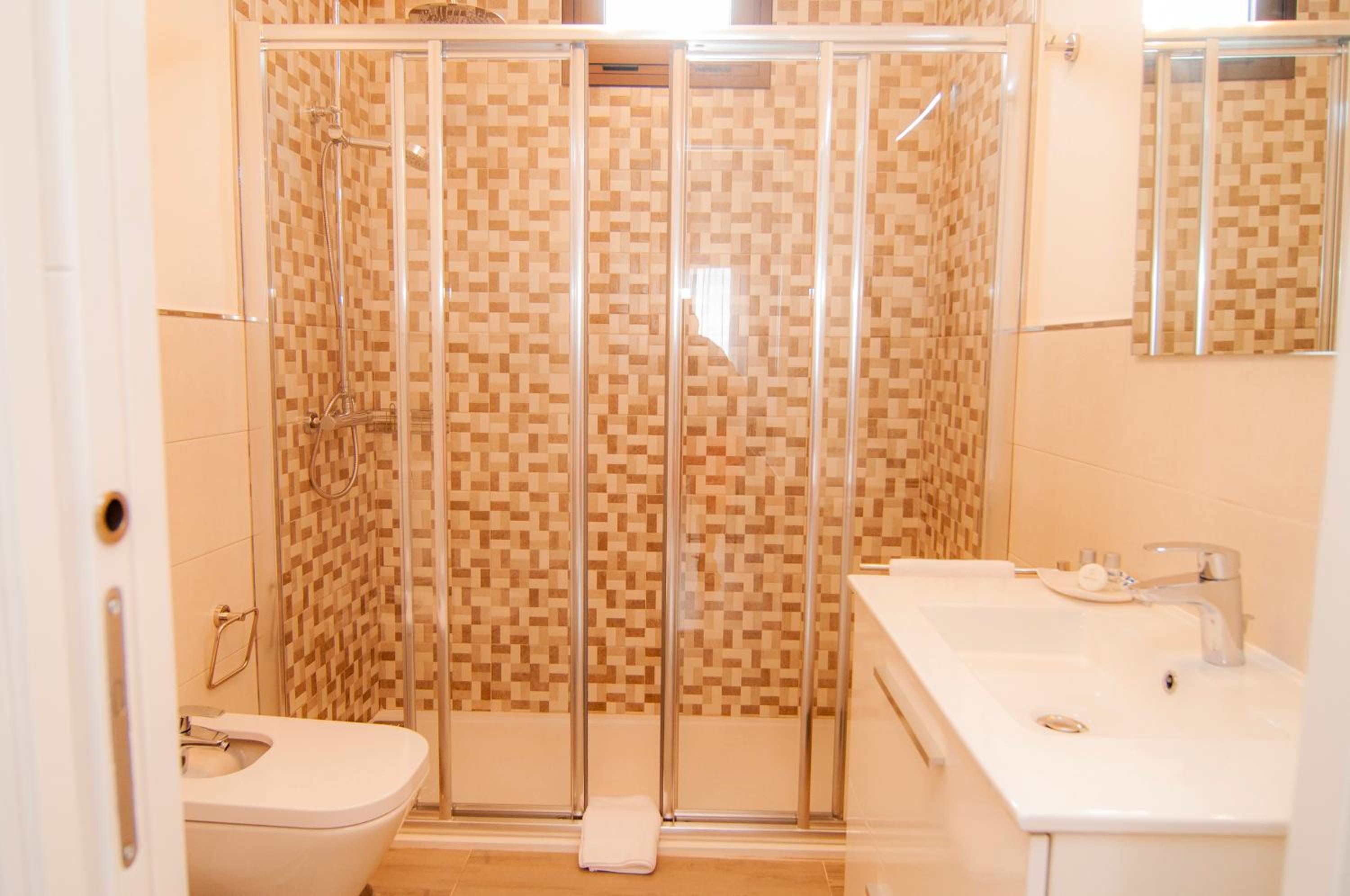 Double Room with Spa Bath - Photo 3