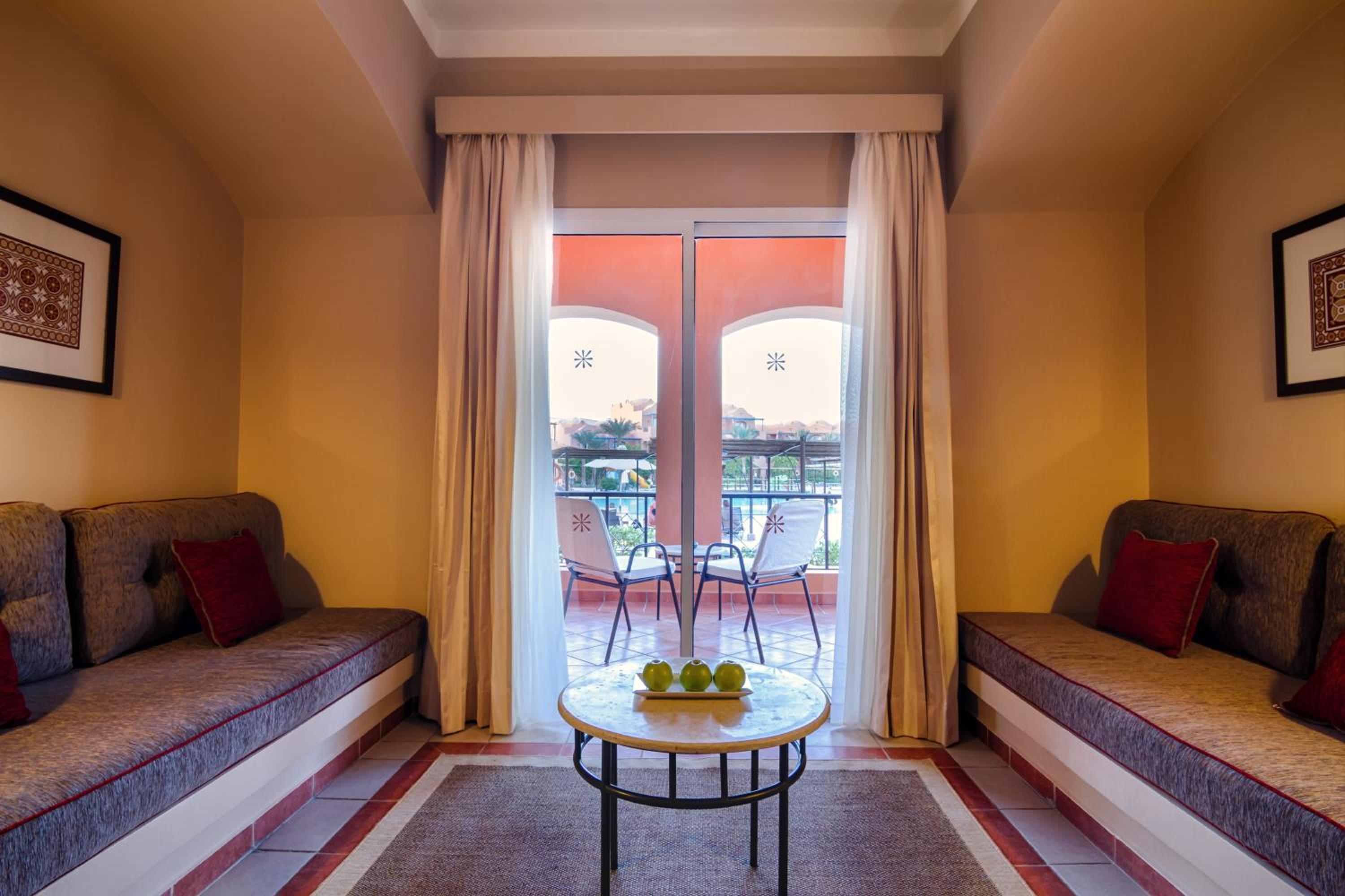 Family, Queen or Twin Bed, Pool View thumbnail 6