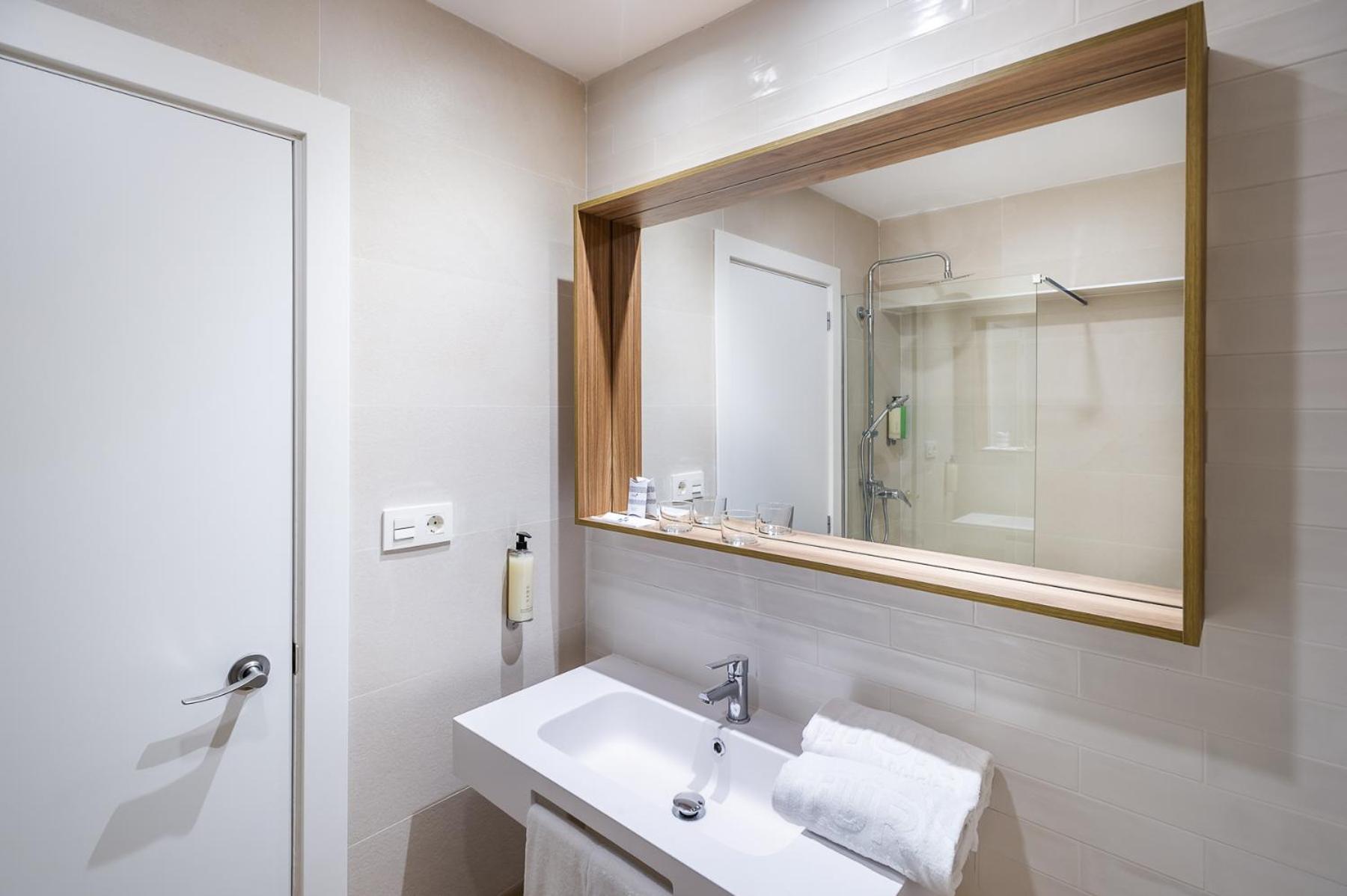 Double or Twin Room - Photo 8