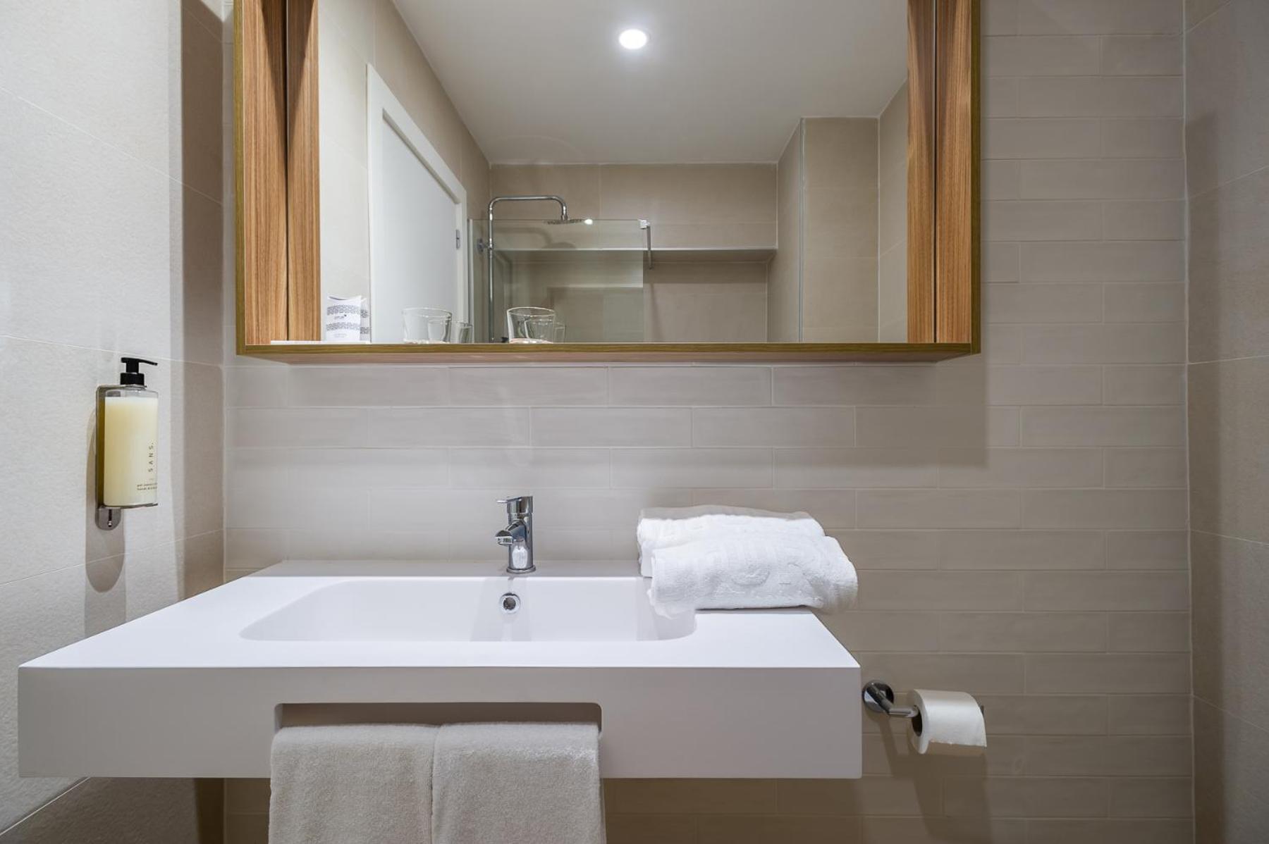 Double or Twin Room - Photo 11