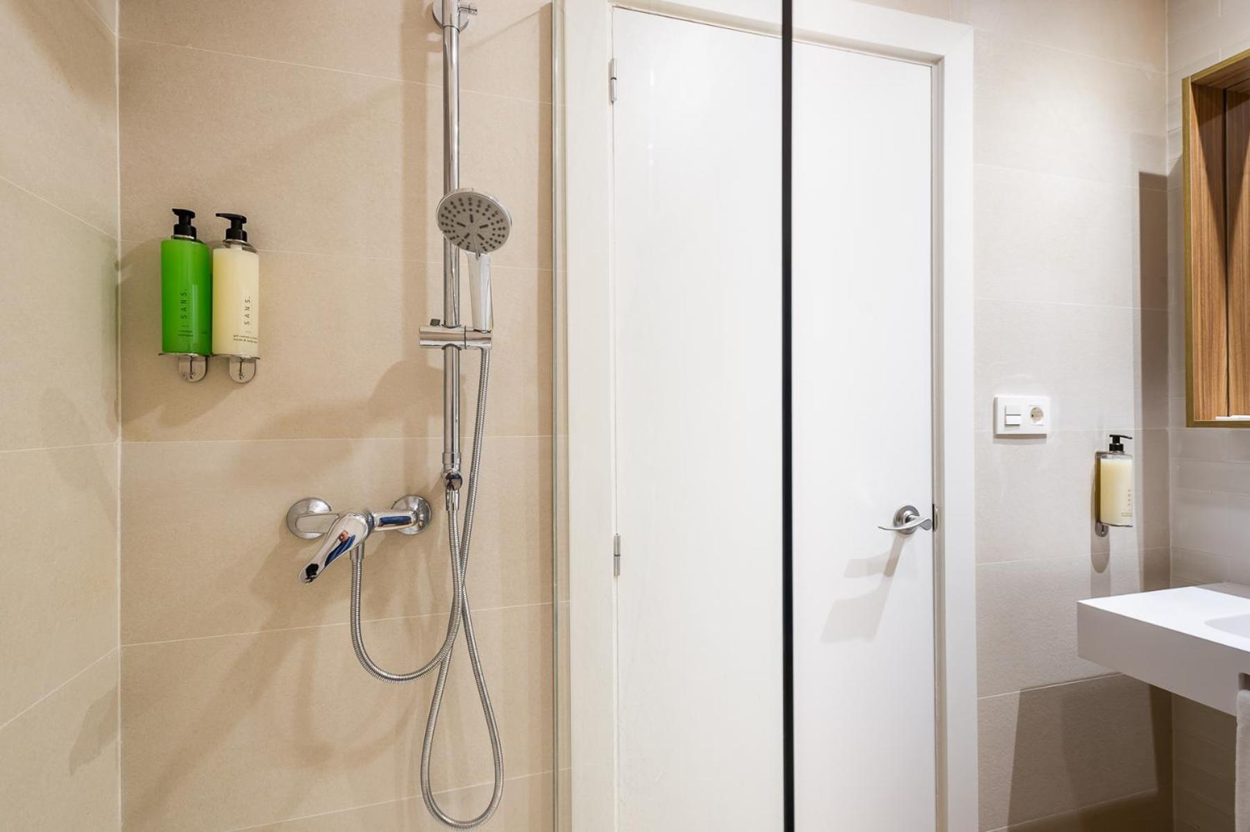 Double or Twin Room - Photo 7