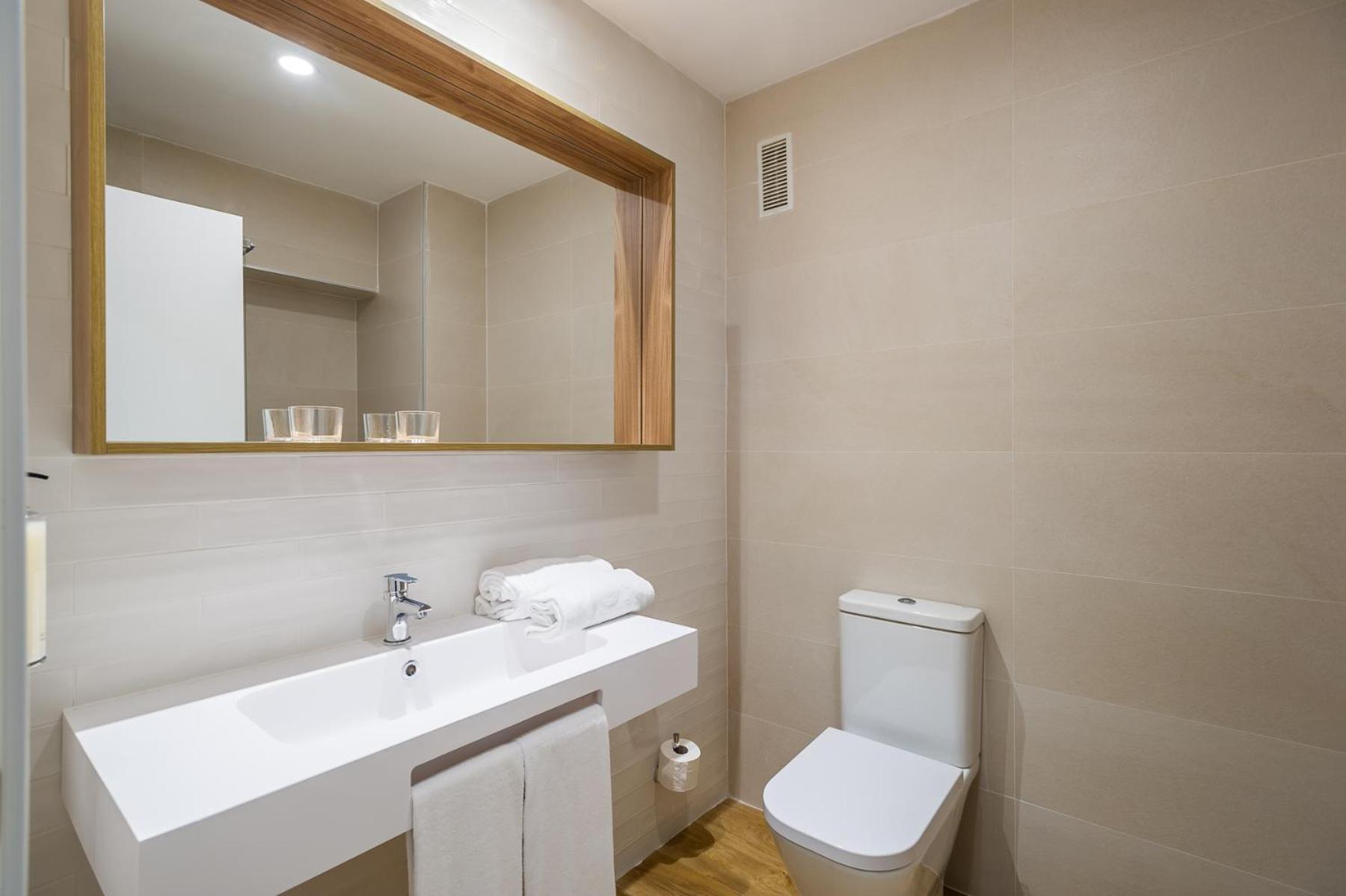 Double or Twin Room - Photo 9