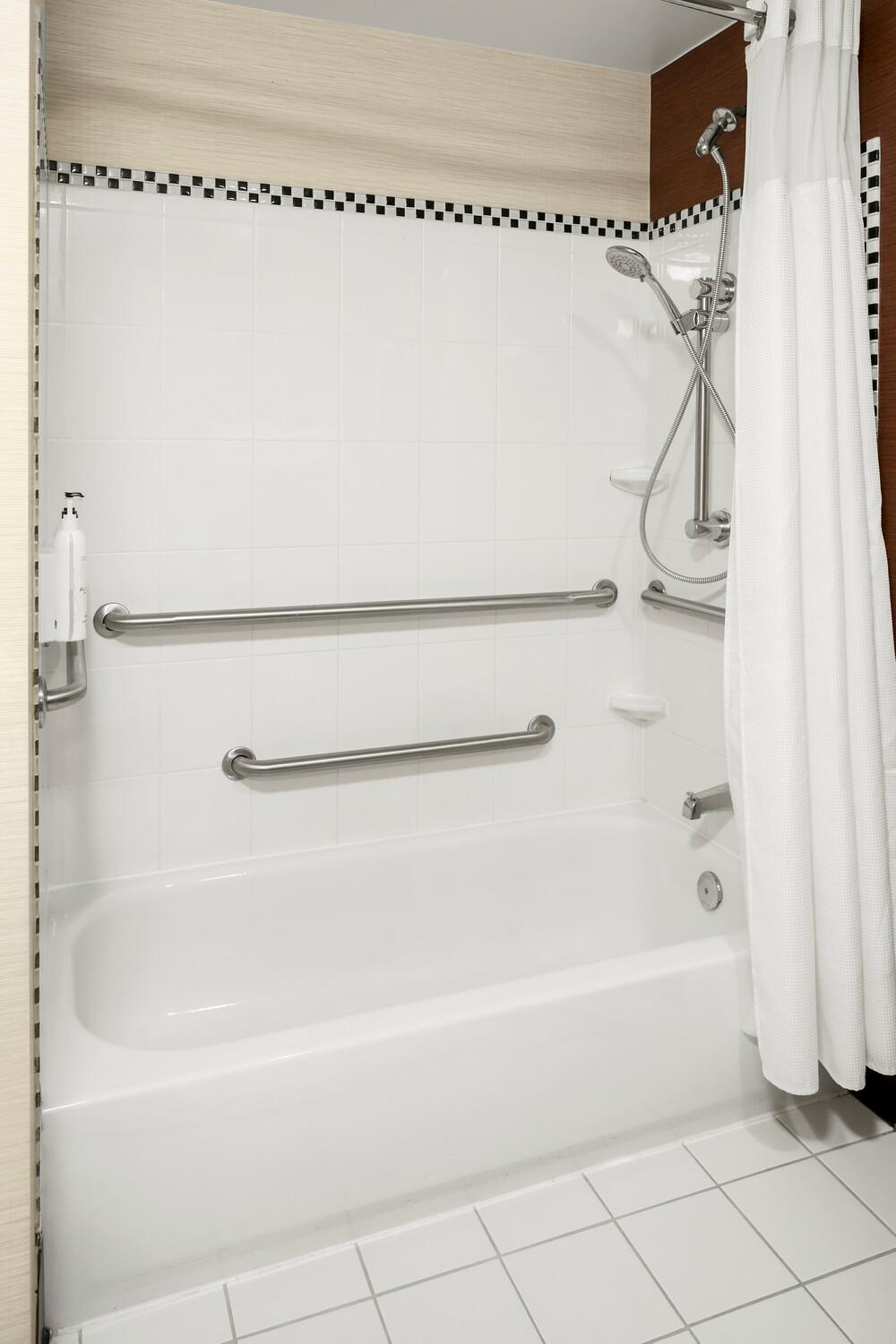 Studio with Two Queen Beds and Bathtub - Mobility Access/Hearing Accessible